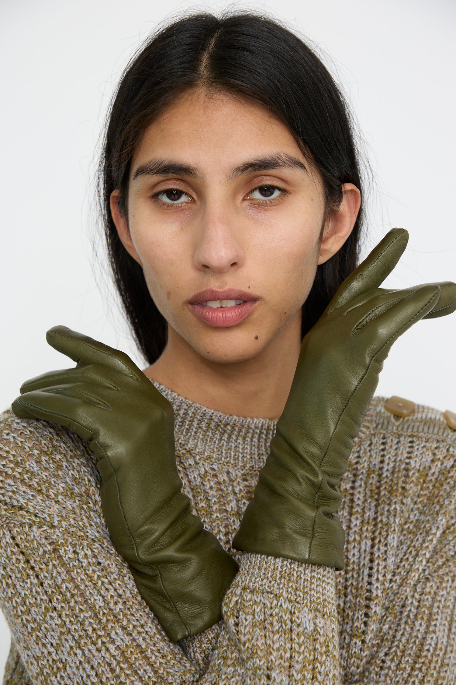 A close up of a woman wearing the Clyde lambskin and cashmere gloves.