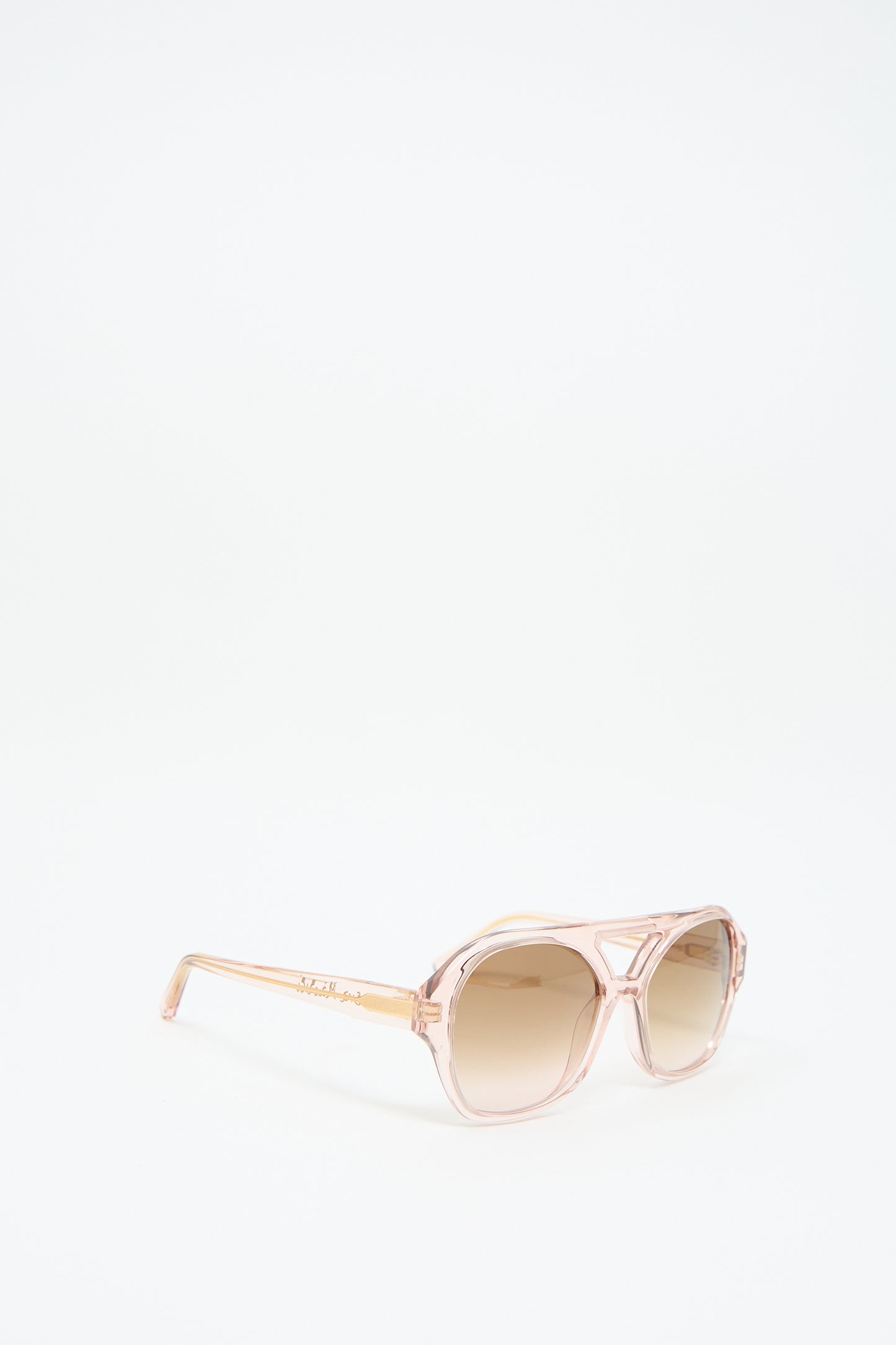 The Chiyo Aviators in Heart by Eva Masaki are pink sunglasses made from Italian acetate, featuring brown gradient lenses that provide UV protection, all set against a plain background.