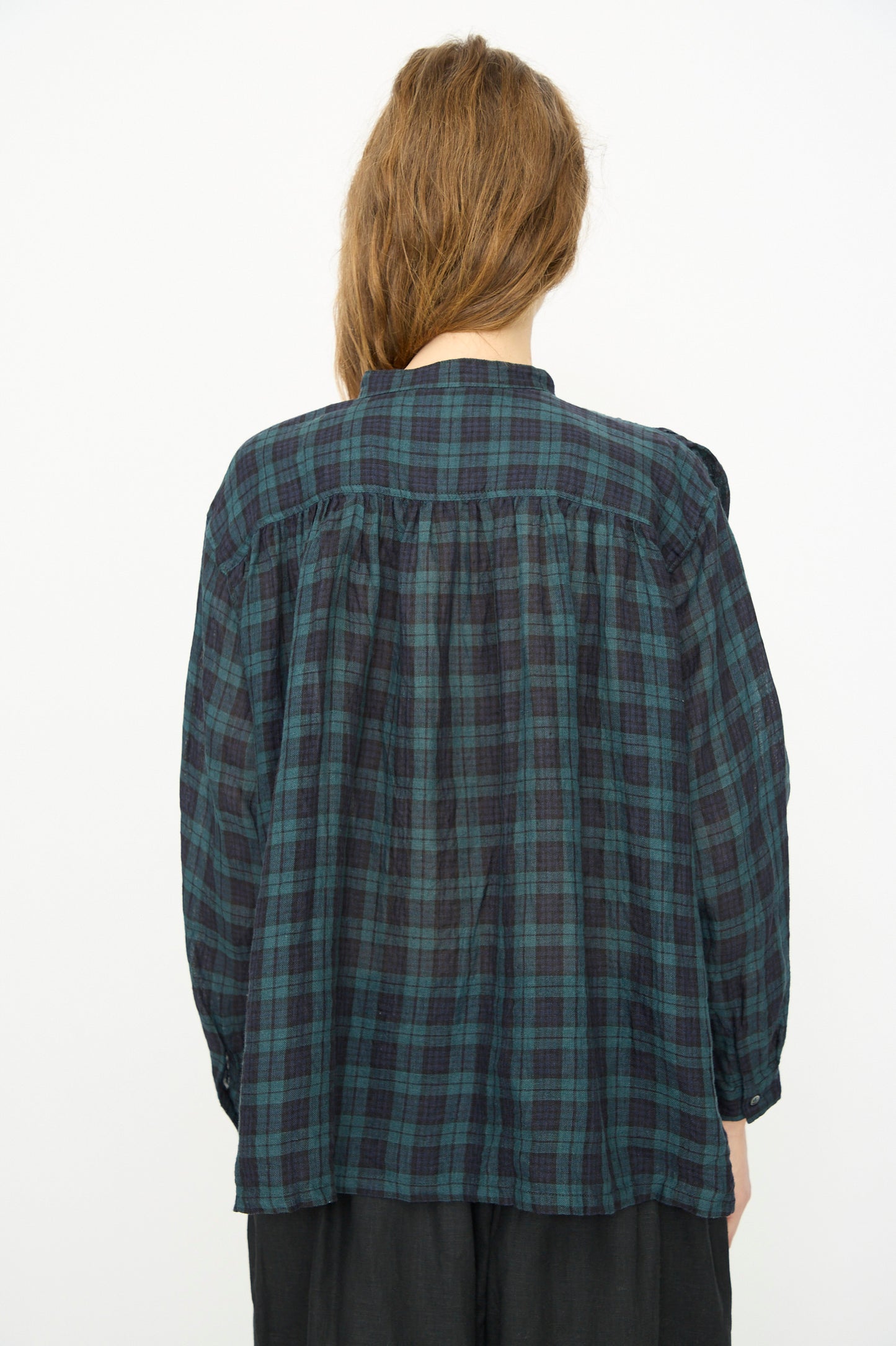 Person with long brown hair wears the Ichi Antiquités Linen Canvas Shirt in Black Watch, photographed from the back against a plain white background.