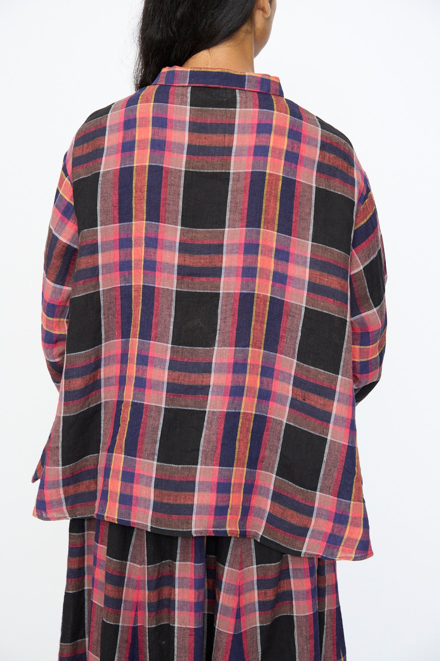 A person with long dark hair is seen from the back, wearing the Ichi Antiquités Linen Cotton Check Shirt in Black, styled against a plain background.