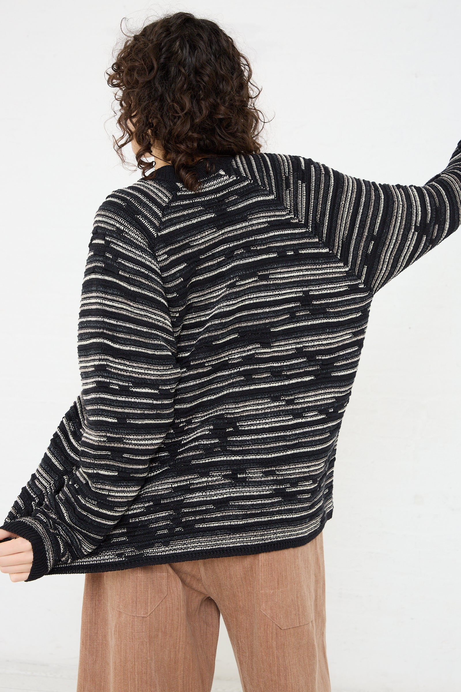 The back of a woman in a Linen Cotton Knit Crewneck sweater in Black by Jan-Jan Van Essche made of cotton.