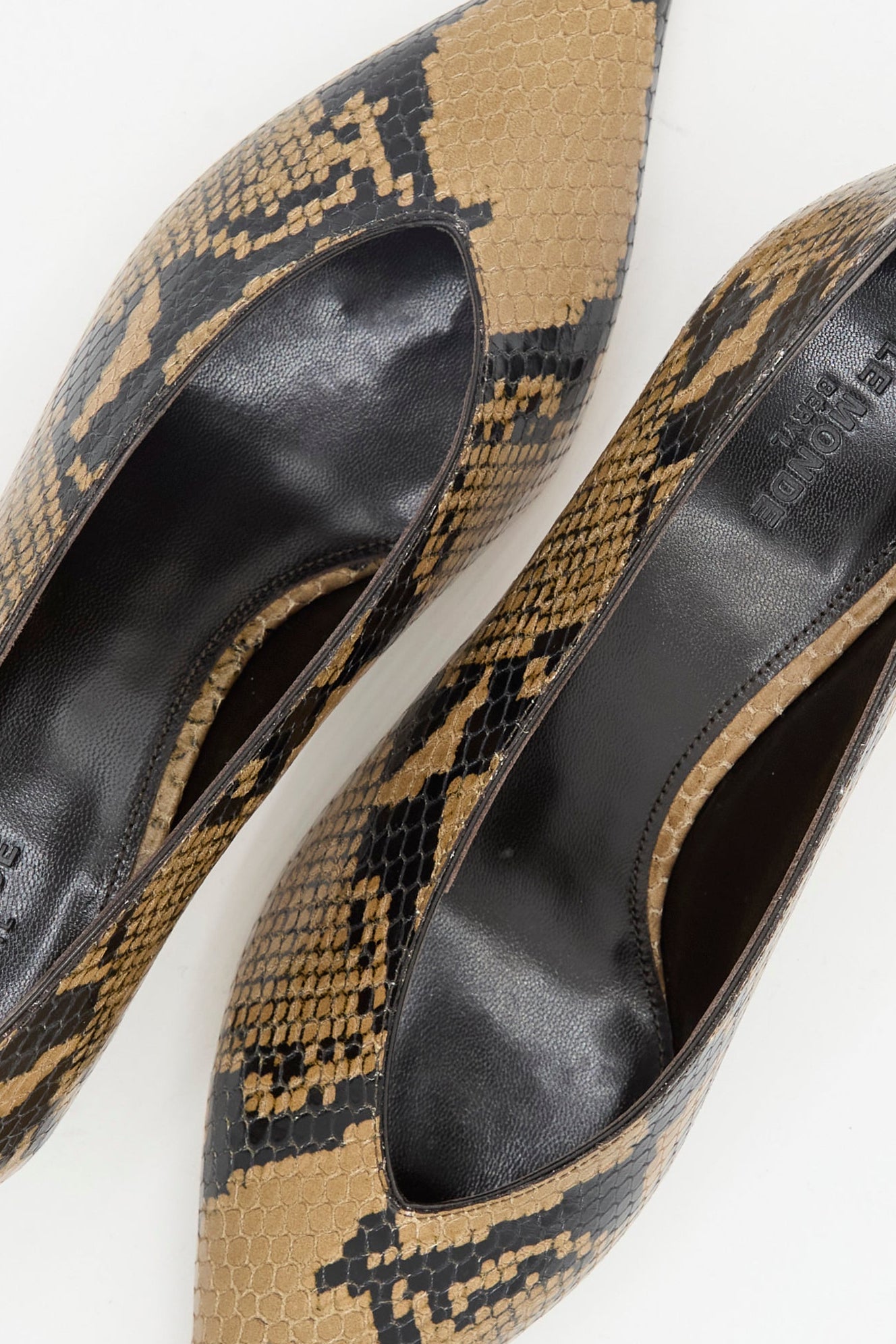 Close-up of Le Monde Beryl's Babouche Kitten Heel in Fango—pointed-toe heels in brown and black snake-embossed leather with black insoles, expertly crafted in Italy.