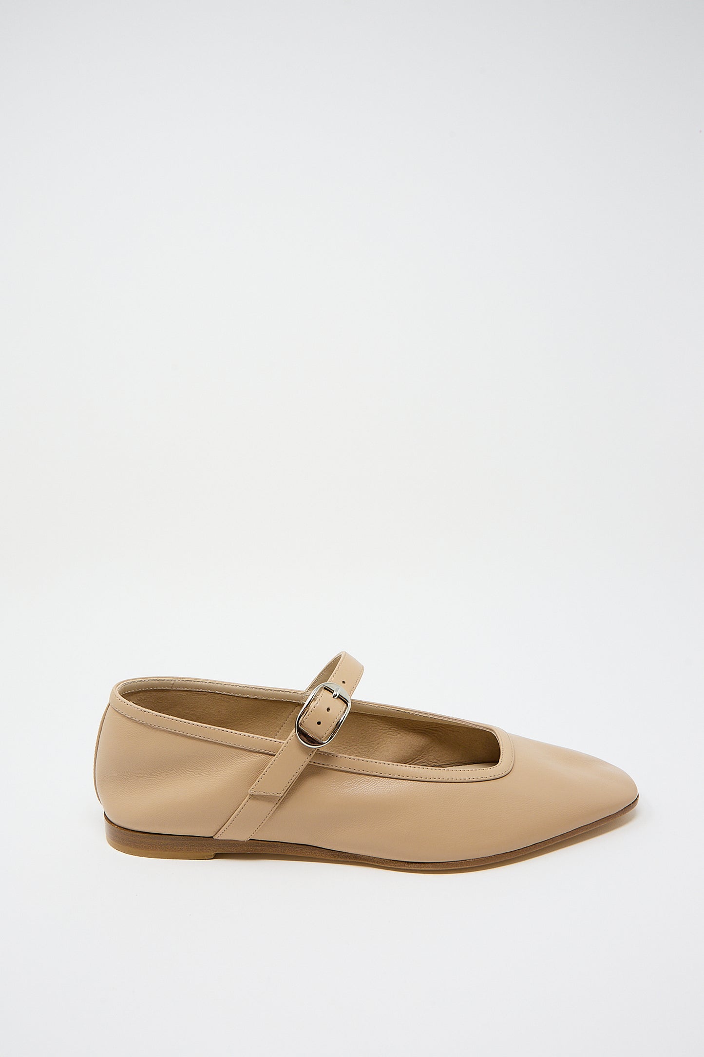 Fawn leather ballet Mary Jane flat with a buckle strap and leather piping on a white background by Le Monde Beryl.
