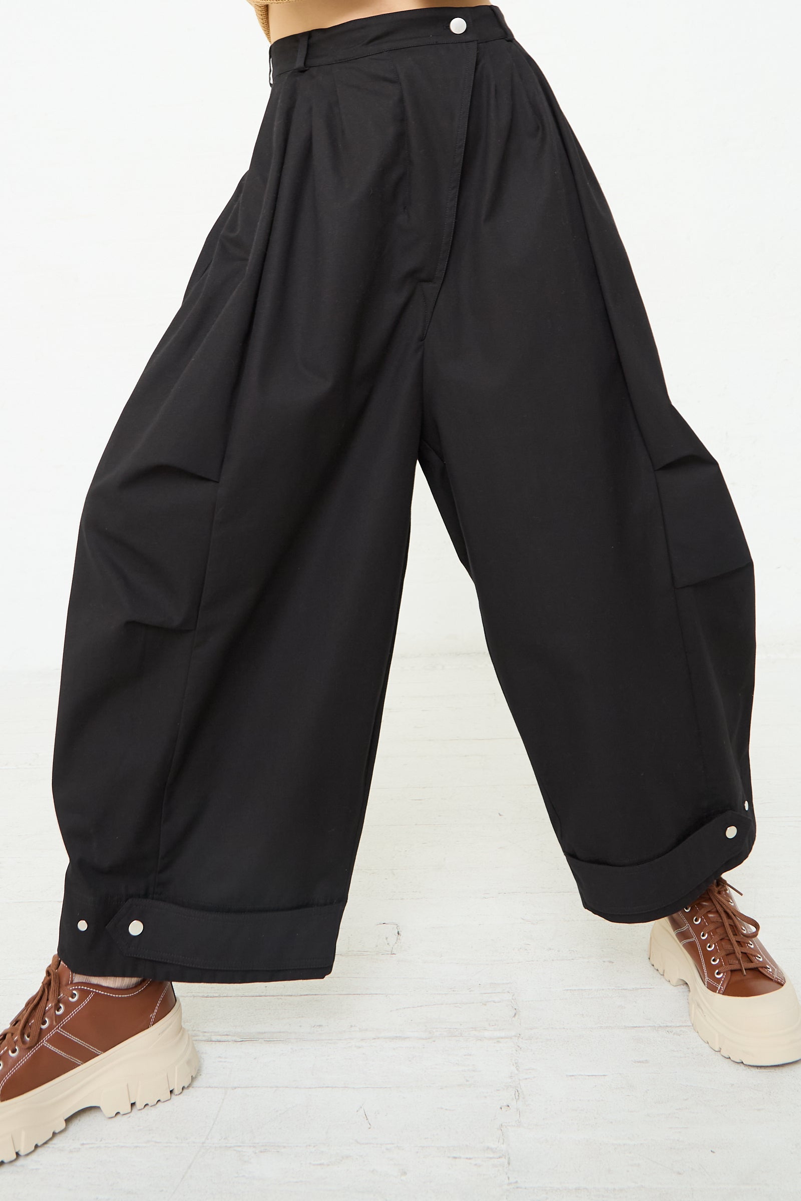 A woman wearing a pair of Niccolò Pasqualetti designer black wide leg pants in Cotton Twill Luna Trouser.