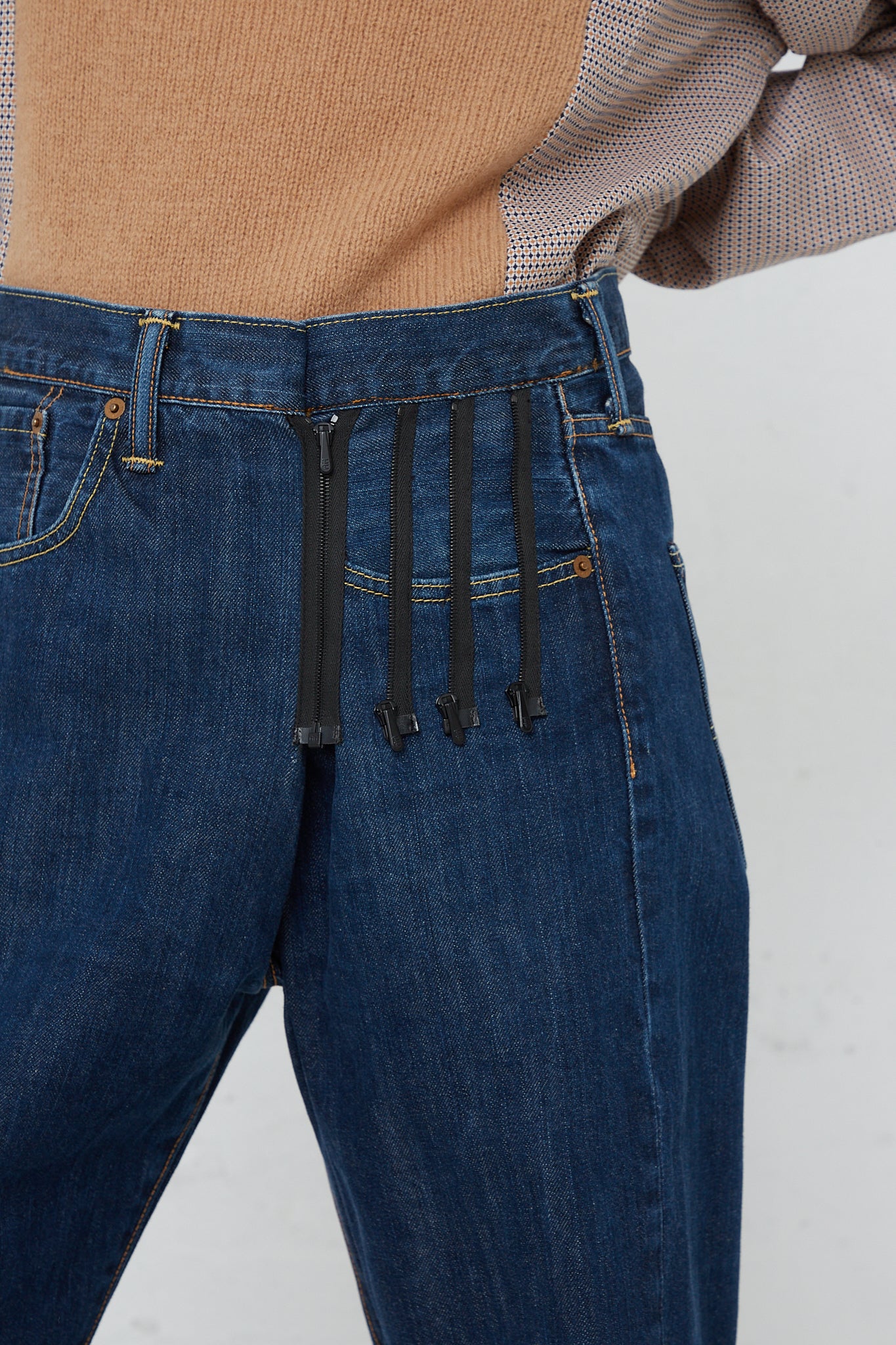 The back of a woman's Bless No. 75 SMLXL Readymade Vintage Levis in Dark Blue jeans with a zipper.