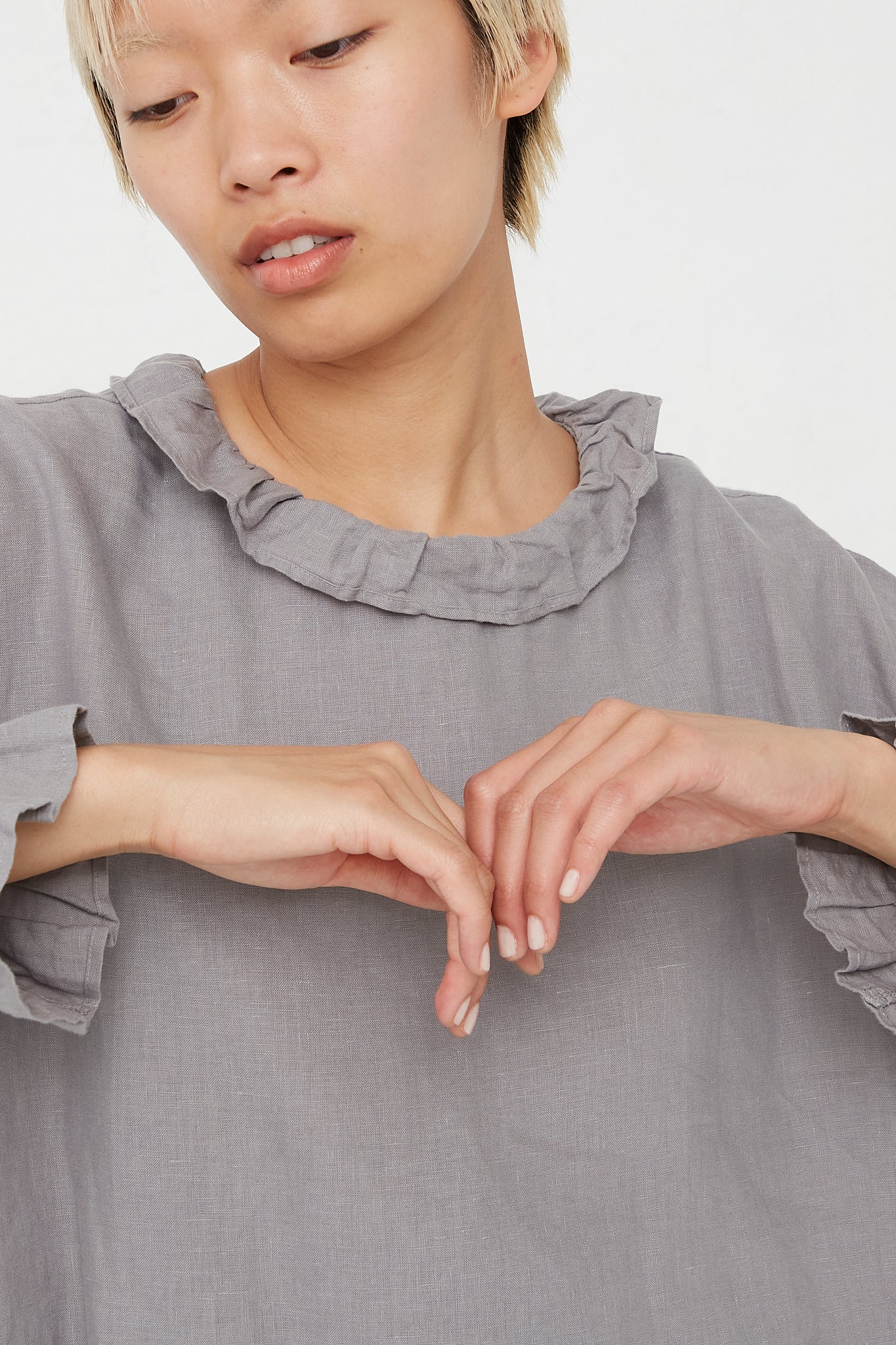 Ichi Noir - Azumadaki Linen Top in Gray neckline detail