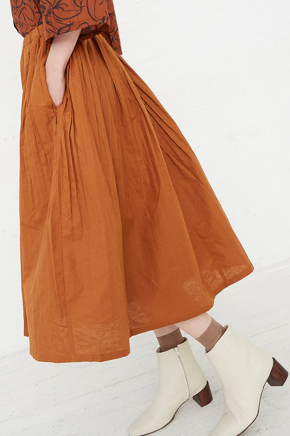 Ichi - Skirt in Camel side view with hand in pocket