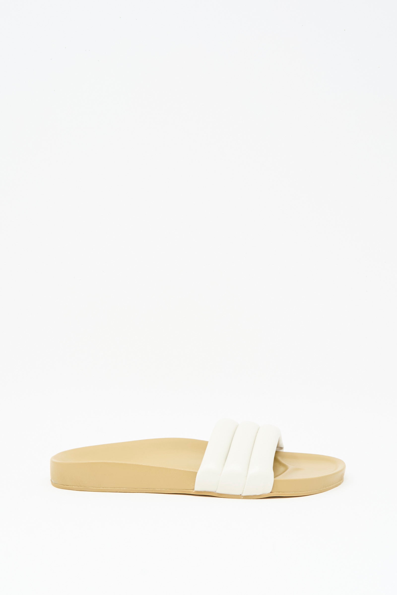 The Classic Sandalia in Shell by Beatrice Valenzuela is a beige handcrafted slide sandal featuring a thick, white padded strap, shown against a plain white background.