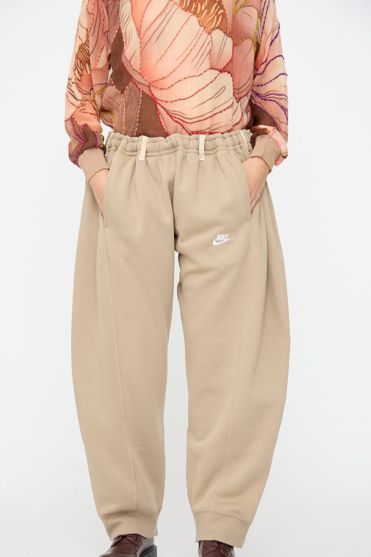 Beige relaxed-fit Bless No. 61 Overjoggingjeans in Beige and Sand with an elastic drawstring waist and a small white logo on the hip.