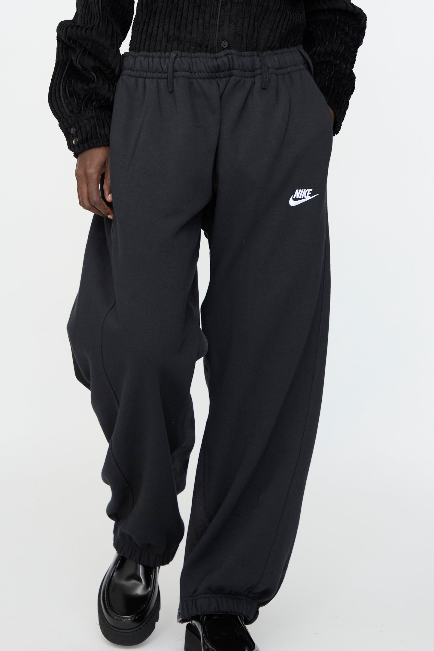Person wearing Bless No. 61 Overjoggingjeans in Black with an oversized fit, styled with black shoes, shown from waist to feet against a plain background.