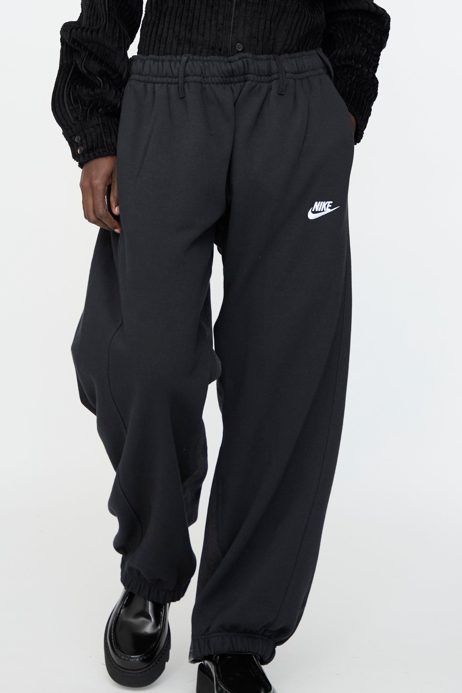 Person wearing Bless No. 61 Overjoggingjeans in Black with an oversized fit, styled with black shoes, shown from waist to feet against a plain background.