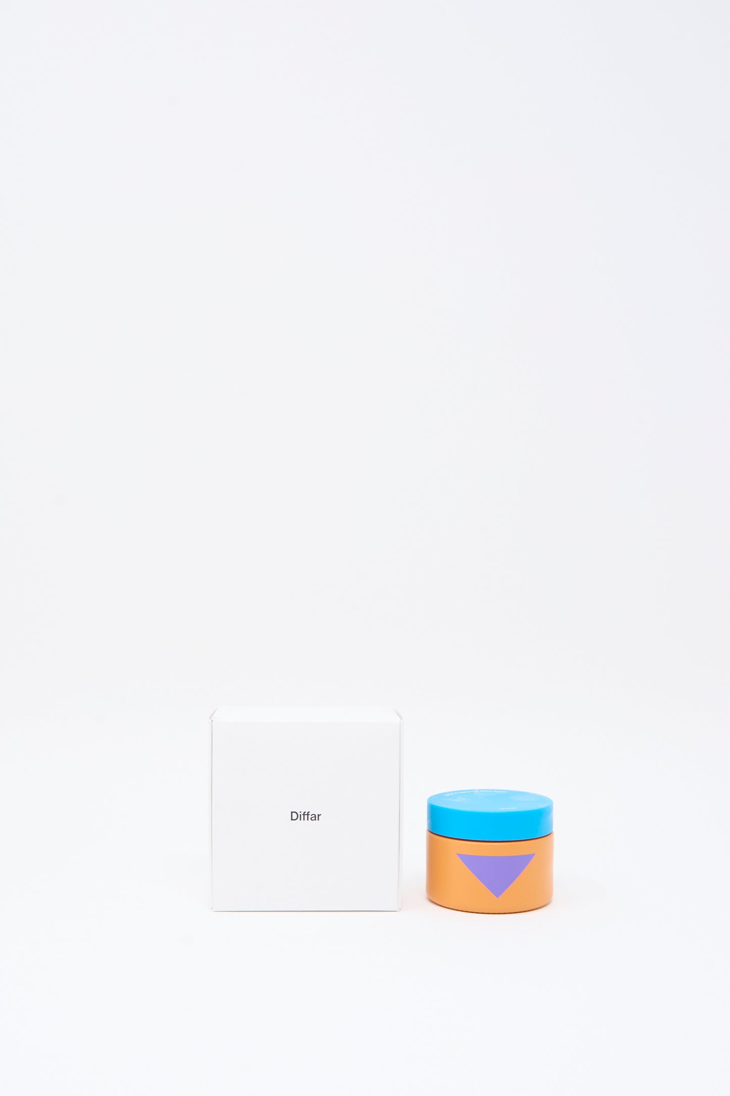 A white box labeled "Diffar" stands next to an orange jar with a blue lid and blue triangle design, set against a plain white background.