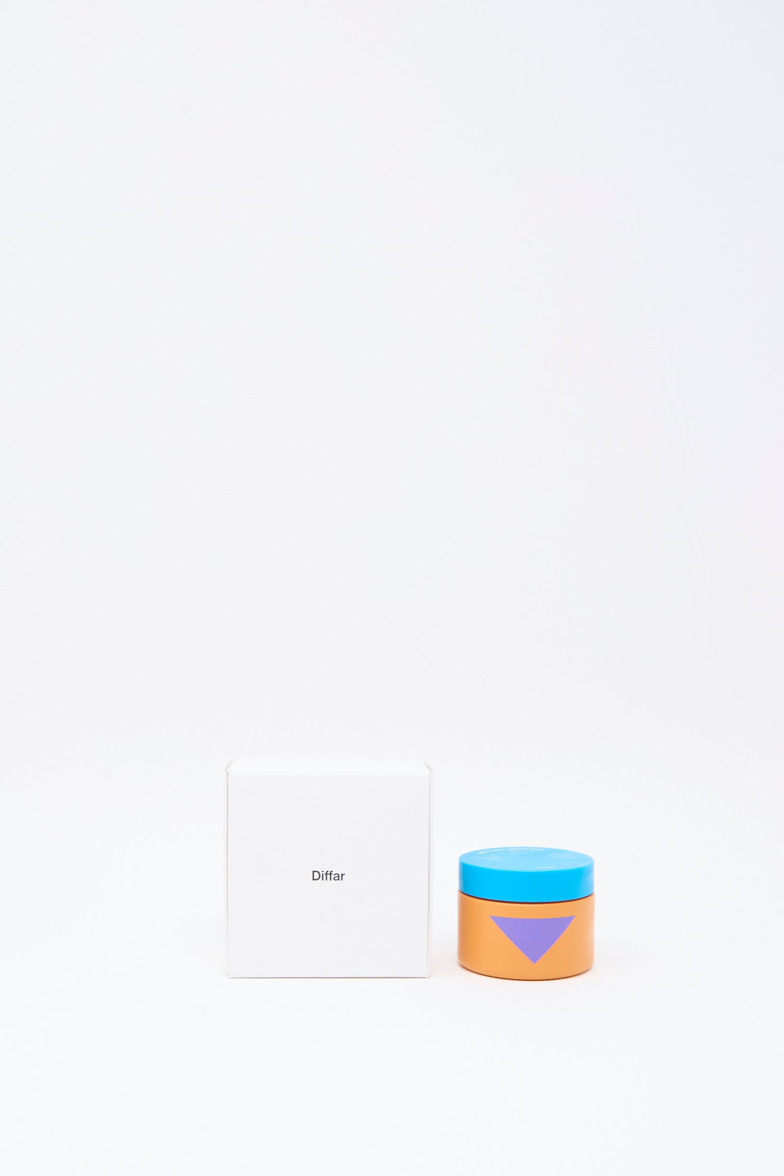 A white box labeled "Diffar" stands next to an orange jar with a blue lid and blue triangle design, set against a plain white background.