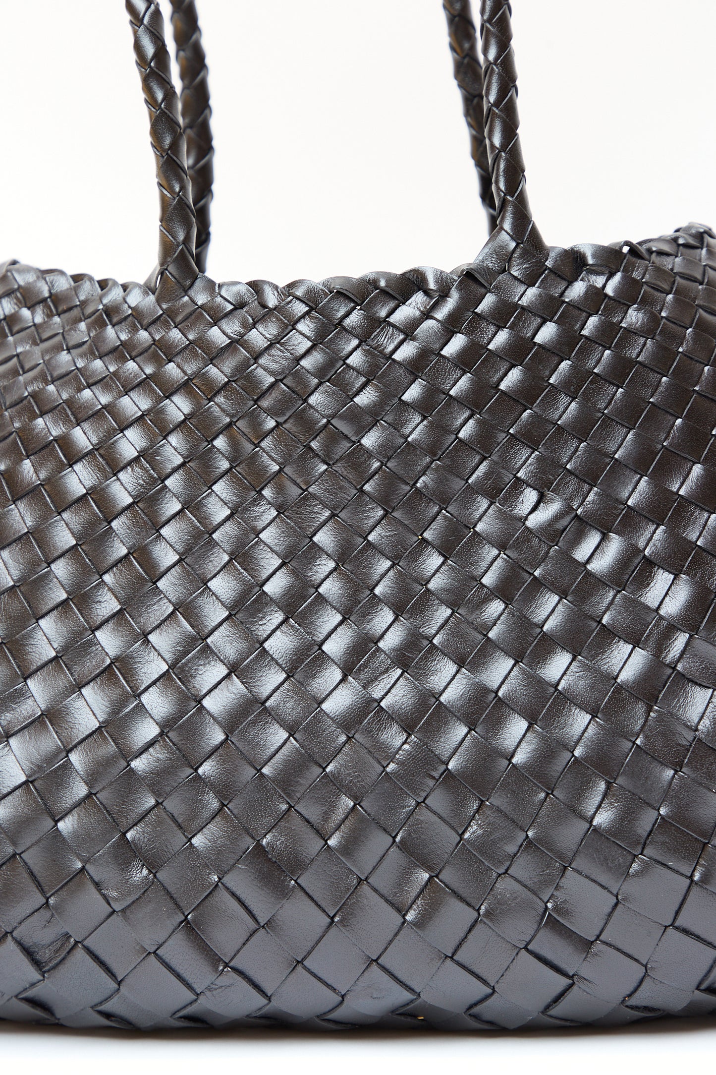 Close-up of a textured, handwoven leather Santa Croce Big handbag in Black, showcasing intricate details and craftsmanship by Dragon Diffusion.