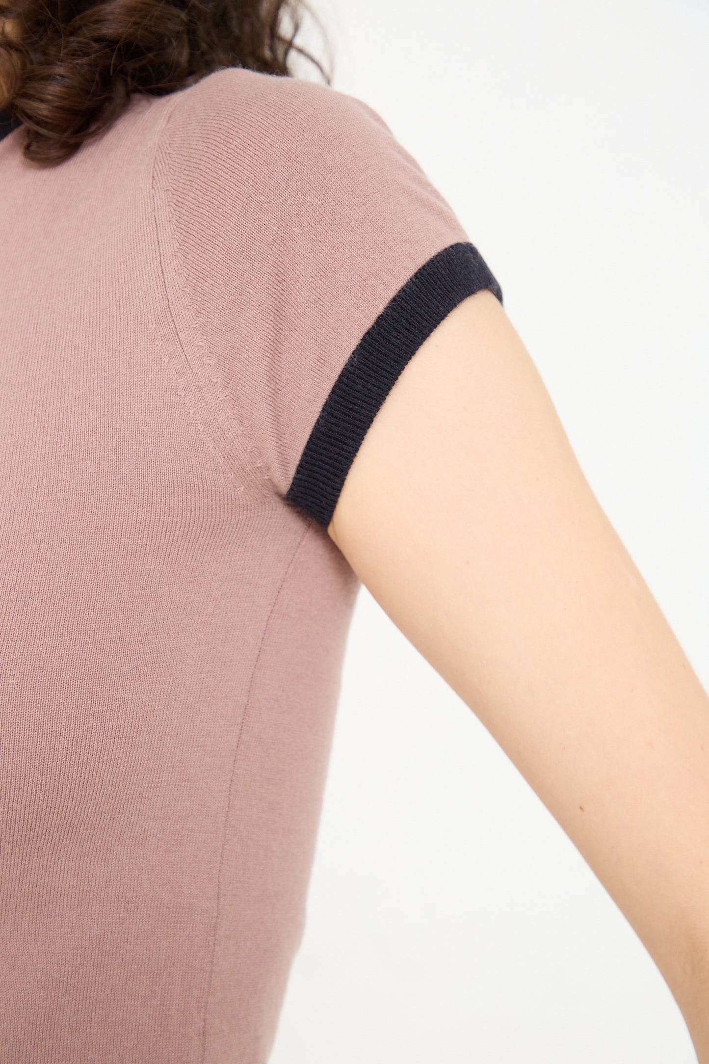 A woman in an Extreme Cashmere Cotton Cashmere No. 339 Chloe Tee in Mauve/Navy.