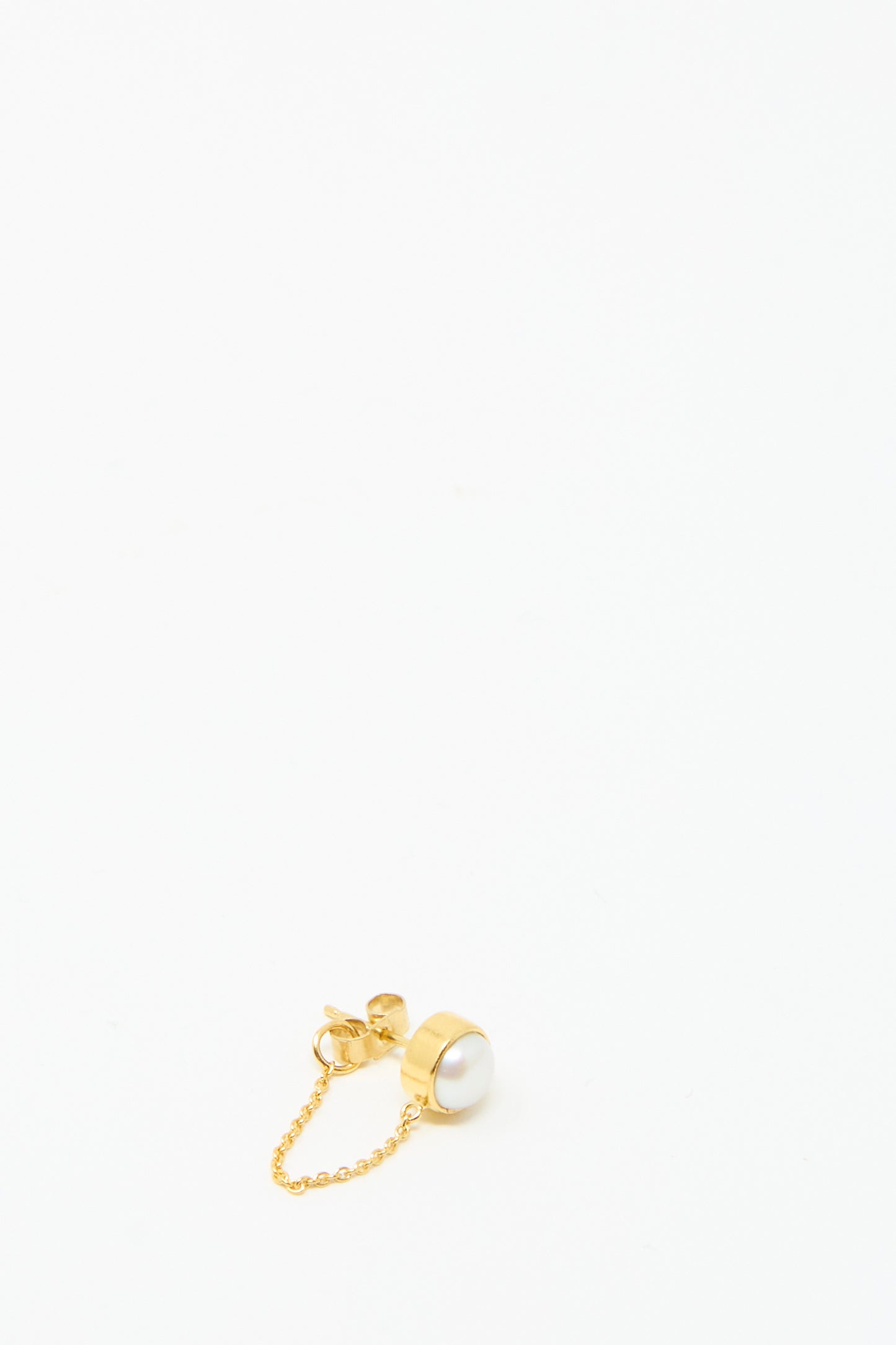 Grainne Morton's Chain Stud Earring in White Pearl features an 18K gold-plated silver stud and chain drop with a round pearl, set against a plain white background.