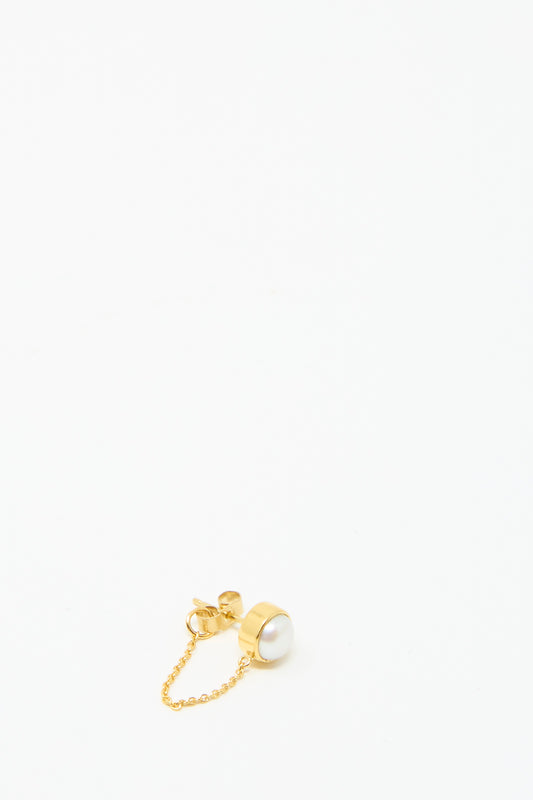 Grainne Morton's Chain Stud Earring in White Pearl features an 18K gold-plated silver stud and chain drop with a round pearl, set against a plain white background.