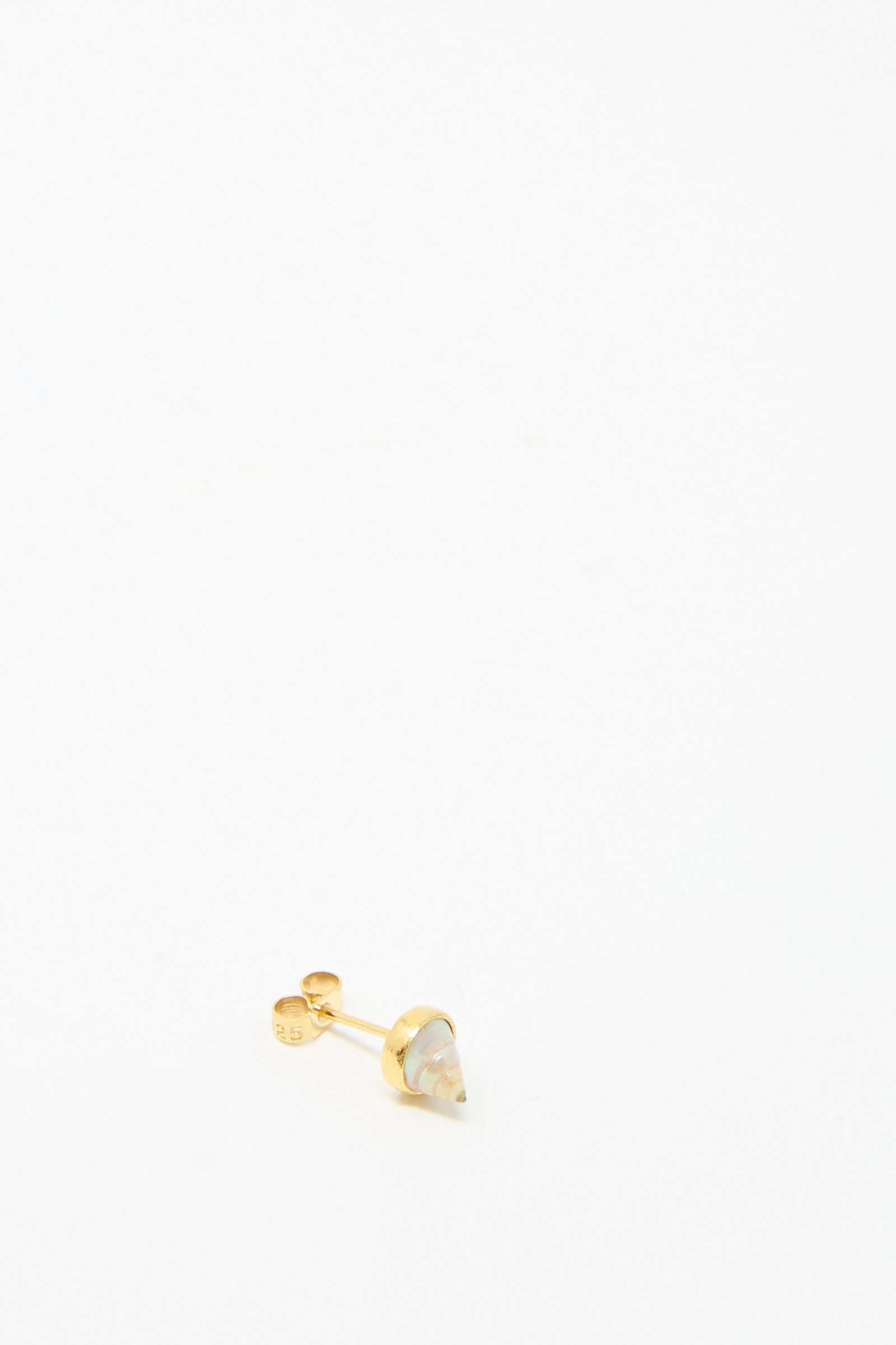 The Stud Earring in Shell by Grainne Morton is made rom ethically sourced materials, highlighting a small conical gemstone tip set in 18k gold-plated silver against a plain white background.