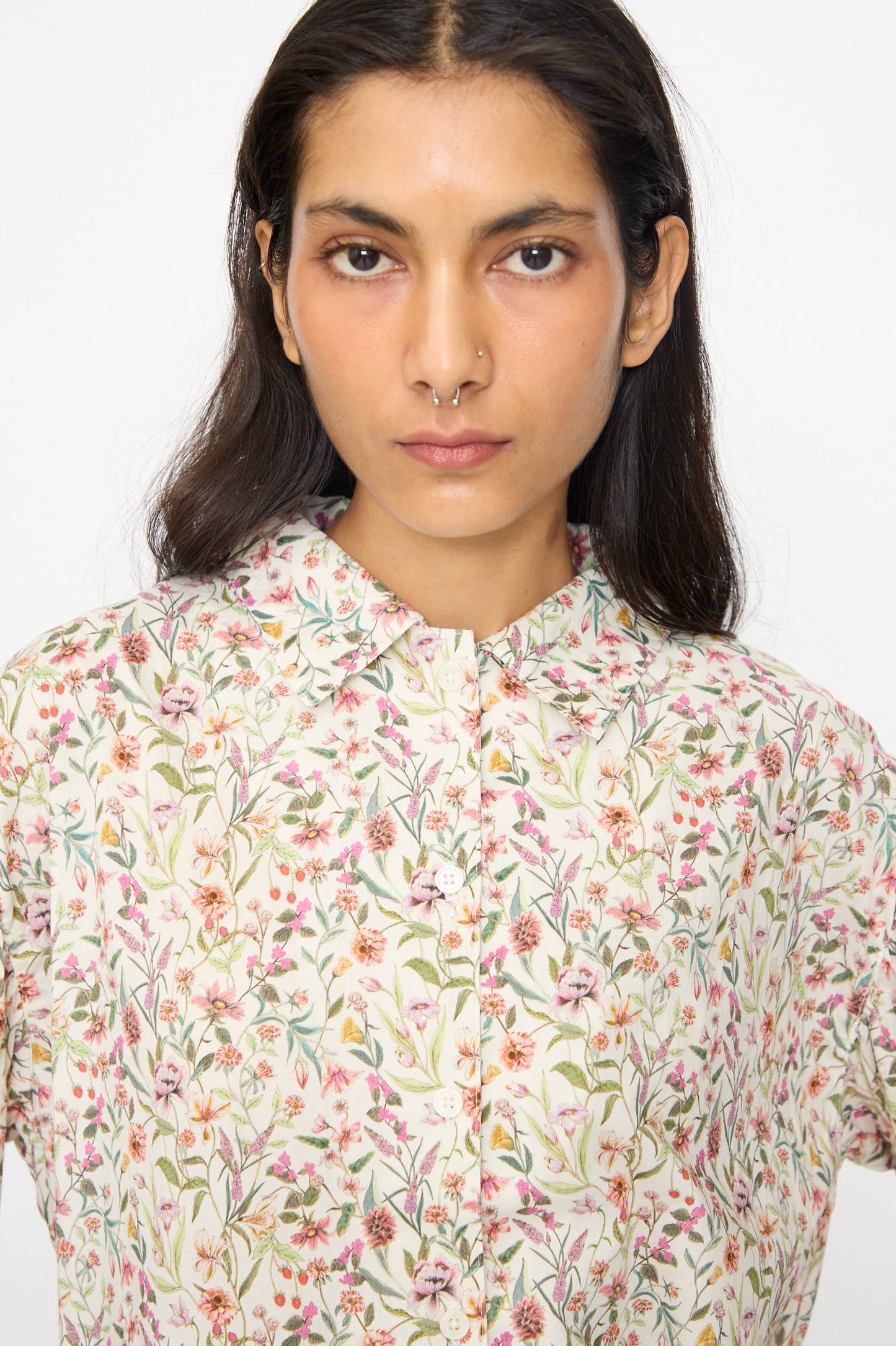 A woman with long dark hair wears the Ichi Antiquités Cotton Liberty Shirt in Flower Print, standing against a plain white background.