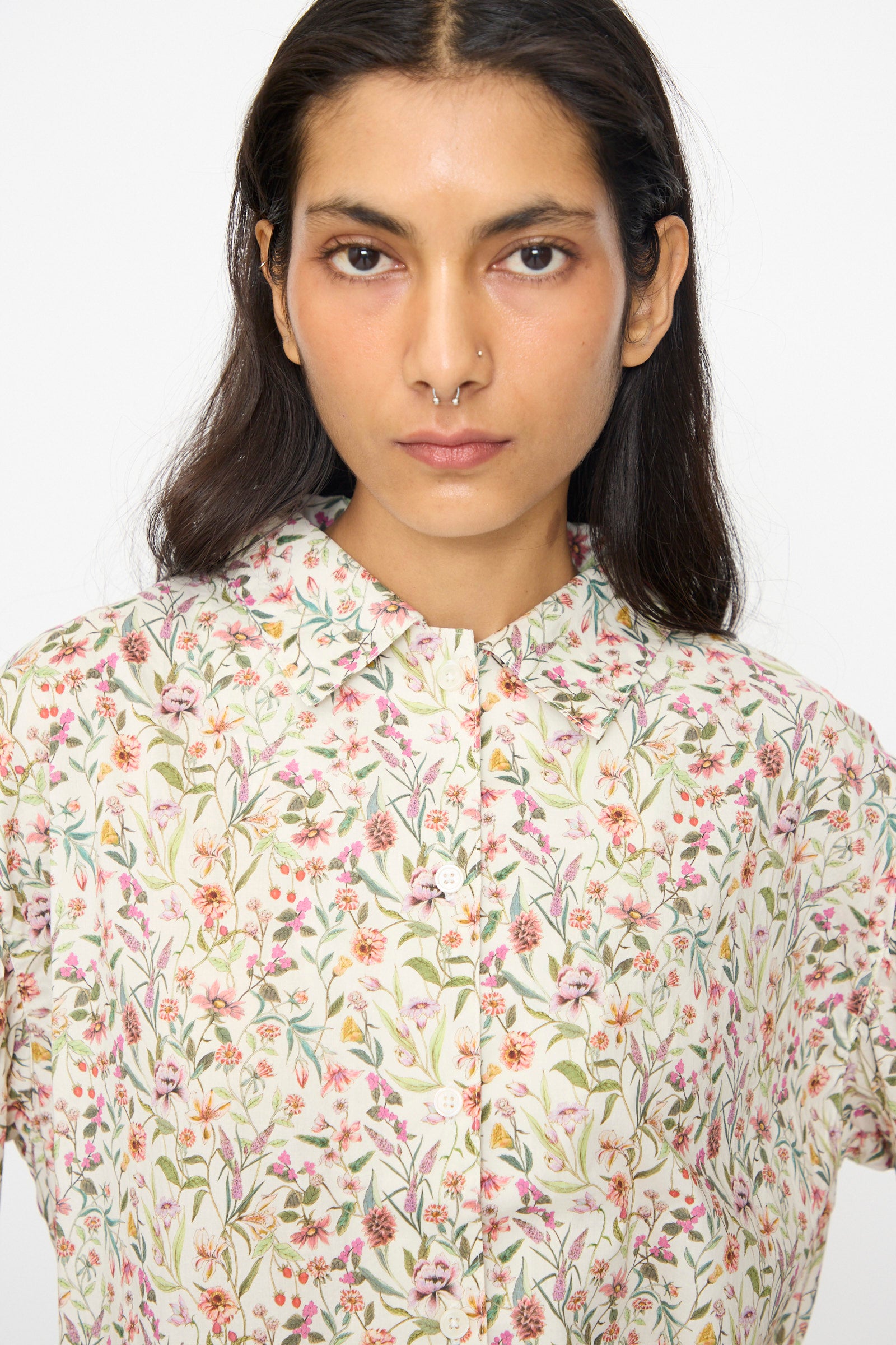 A woman with long dark hair wears the Ichi Antiquités Cotton Liberty Shirt in Flower Print, standing against a plain white background.