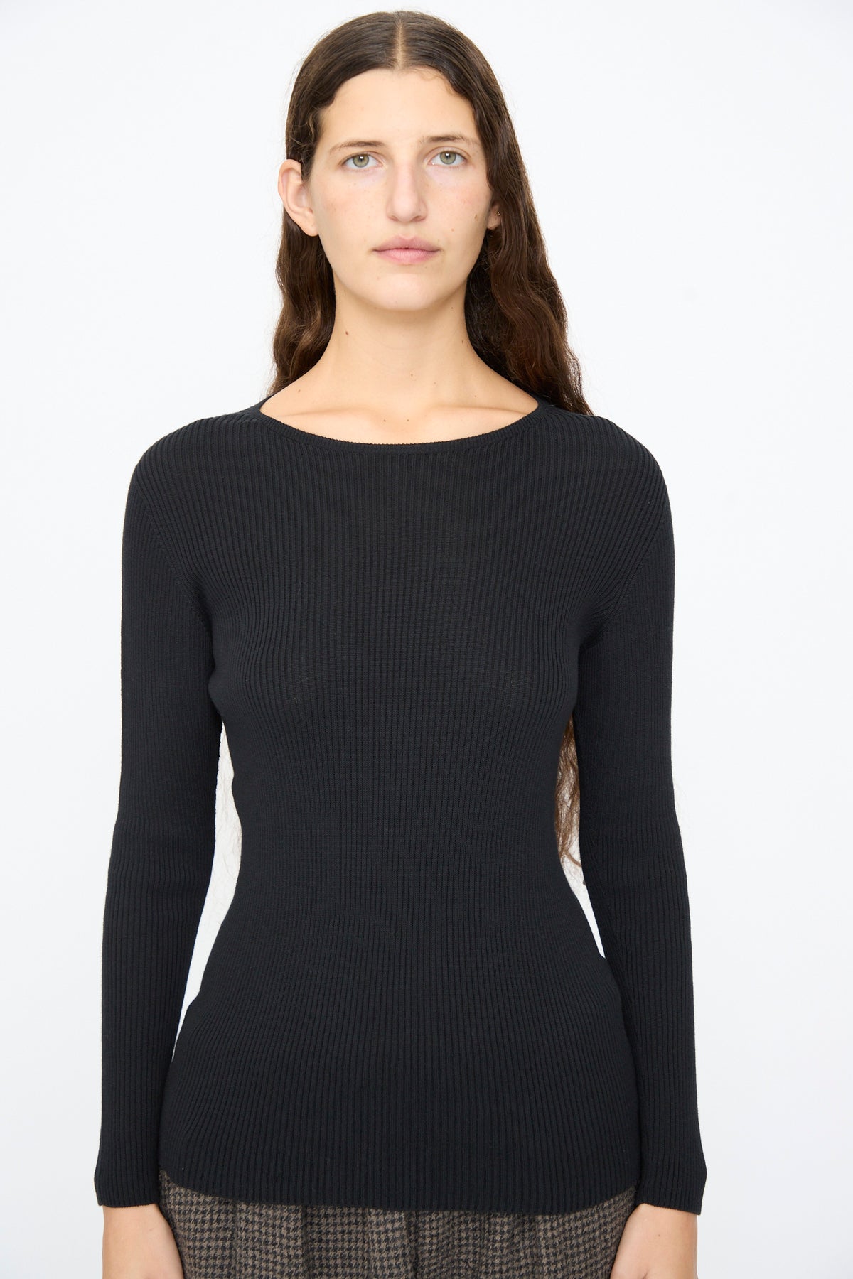 A person wearing a black Ichi Antiquités Cotton Rib Knit Pullover with a slim fit and long sleeves.