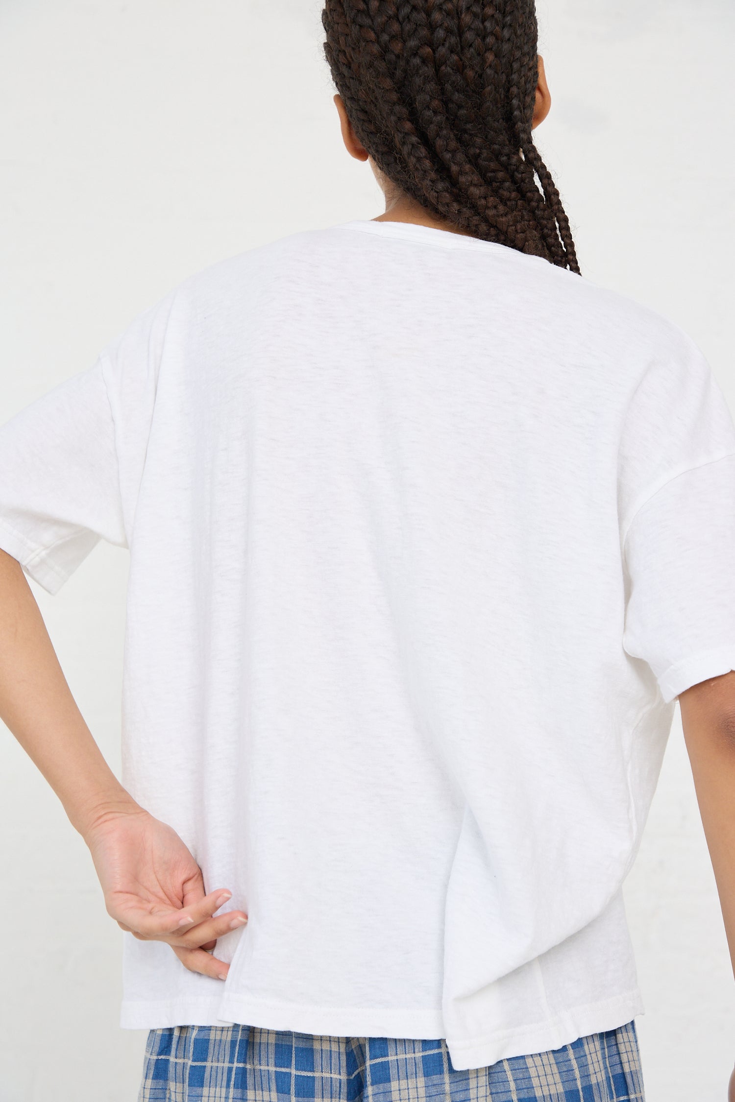 Person from behind wearing an oversized Ichi Antiquités Cotton T-Shirt in White and plaid pants.
