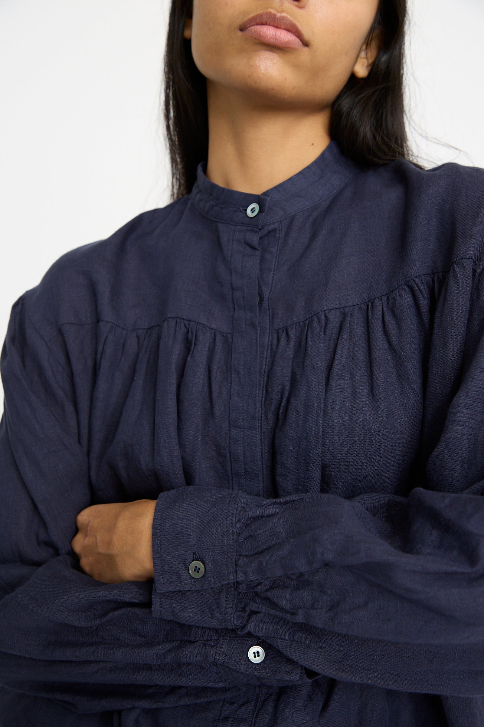 A person wearing a relaxed-fit Ichi Antiquités Linen Shirt in Navy stands with arms crossed, facing forward.