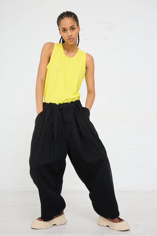 Woman in a yellow sleeveless top and Ichi Antiquités Woven Cotton Linen Pant in Black standing against a white background.