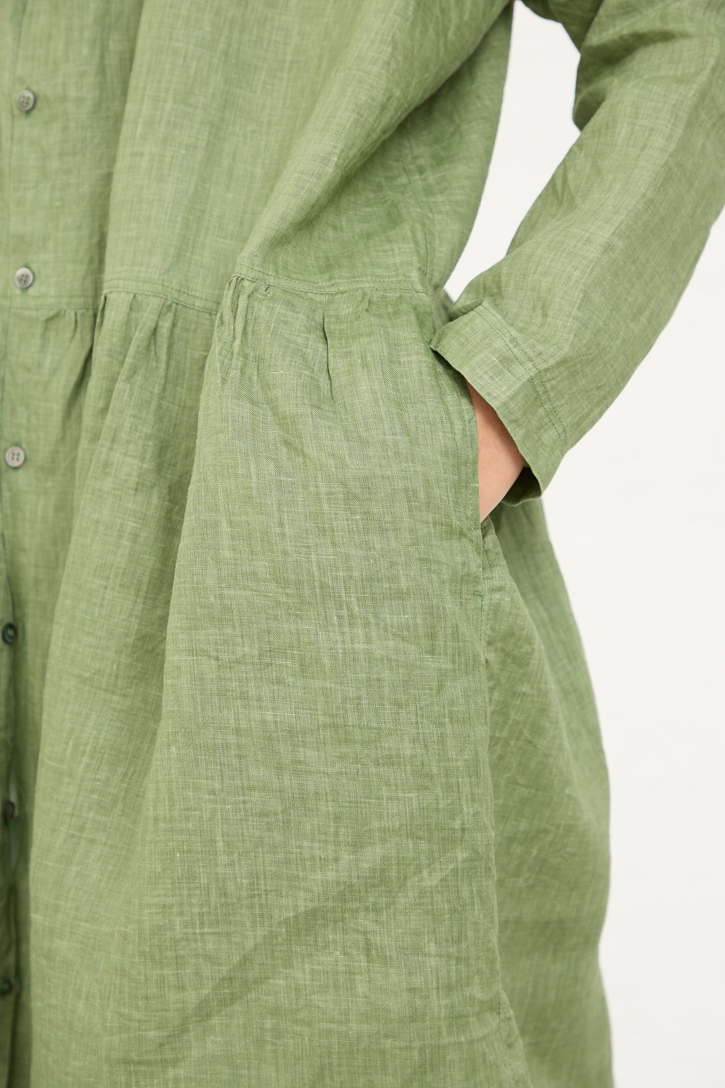Close-up of a person wearing an Ichi Antiquités pigment-dyed linen shirt with their hand in the pocket.