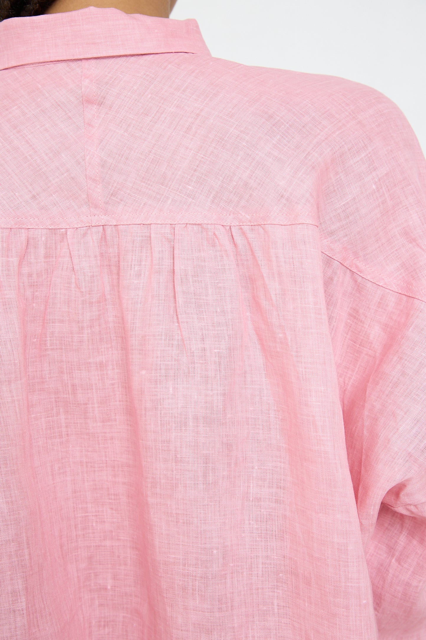 Close-up of a Woven Linen Shirt in Pink with pleated detail on the back by Ichi Antiquités.