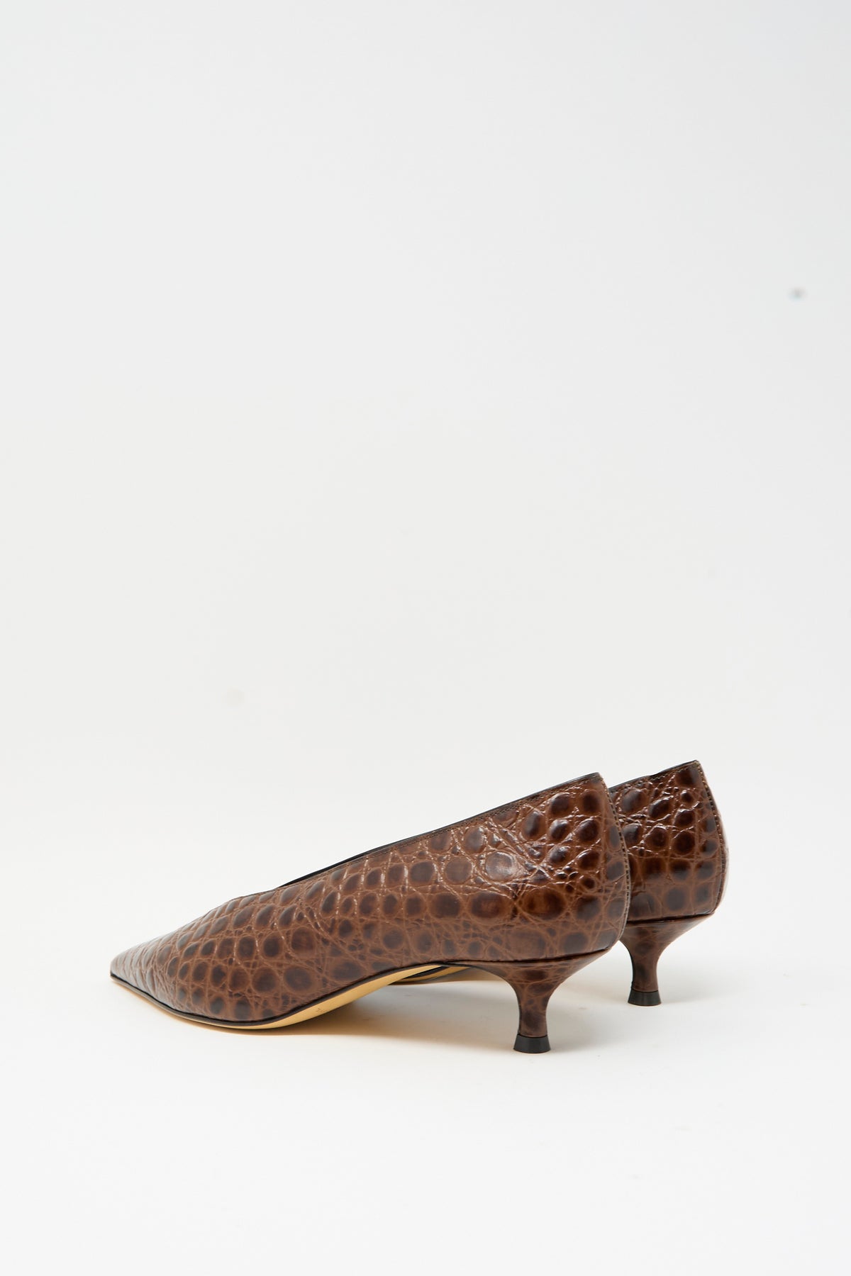 Backside of Le Monde Beryl Babouche Kitten Heel in Castagna, a pointed-toe kitten heel with a deep V topline in brown, snakeskin embossed leather.