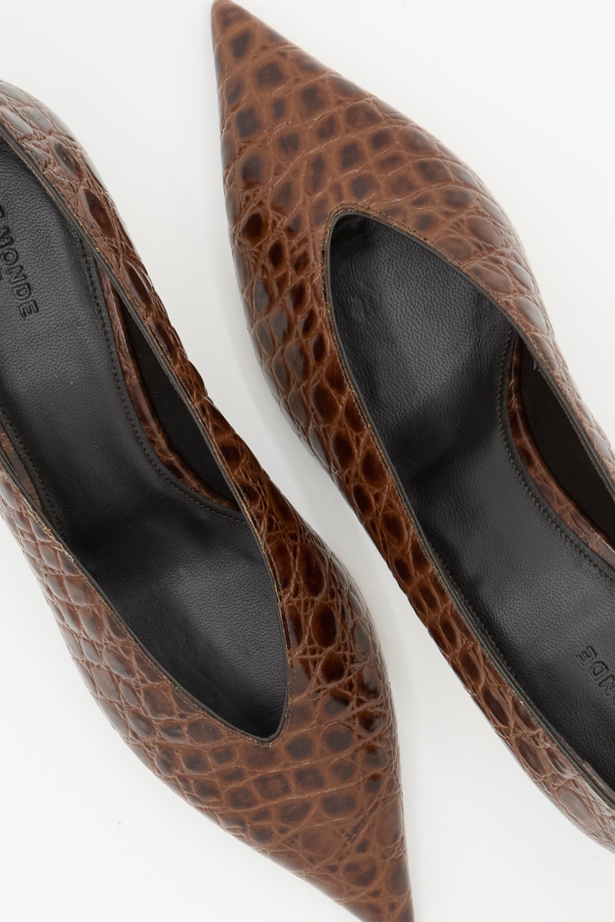 Close up top view of Le Monde Beryl Babouche Kitten Heel in Castagna, a pointed-toe kitten heel with a deep V topline in brown, snakeskin embossed leather.