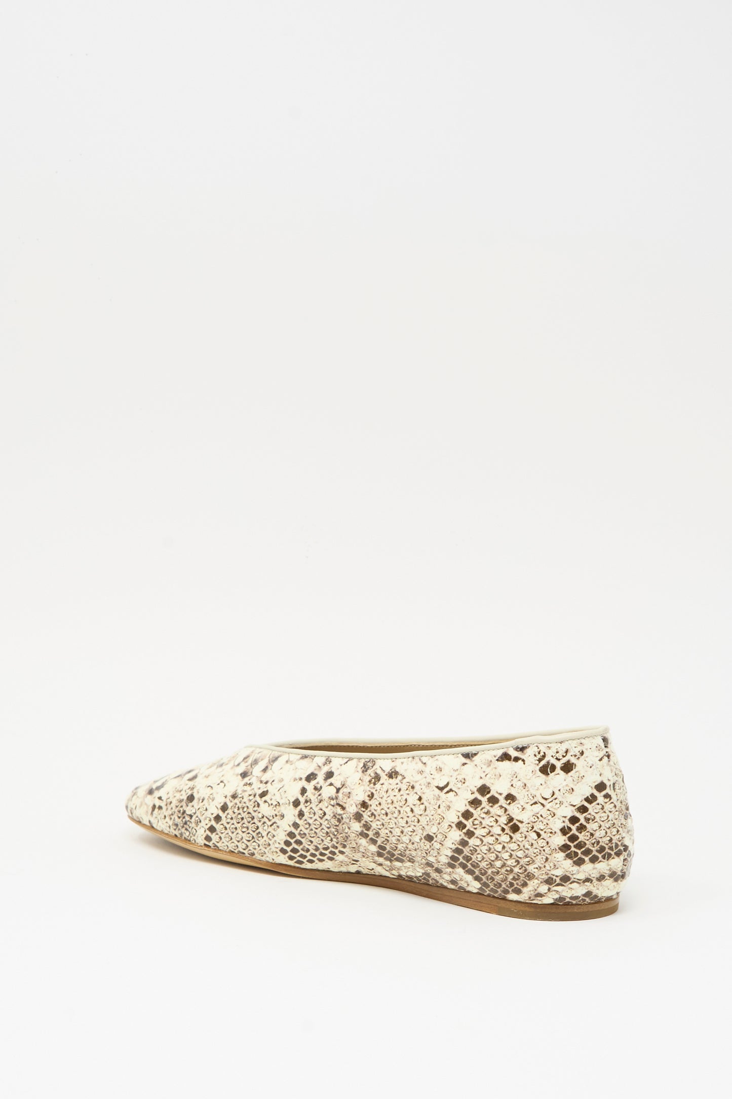 The Classic Regency Flat in Roccia by Le Monde Beryl features snake-embossed leather and a light brown sole, displayed against a plain white background.