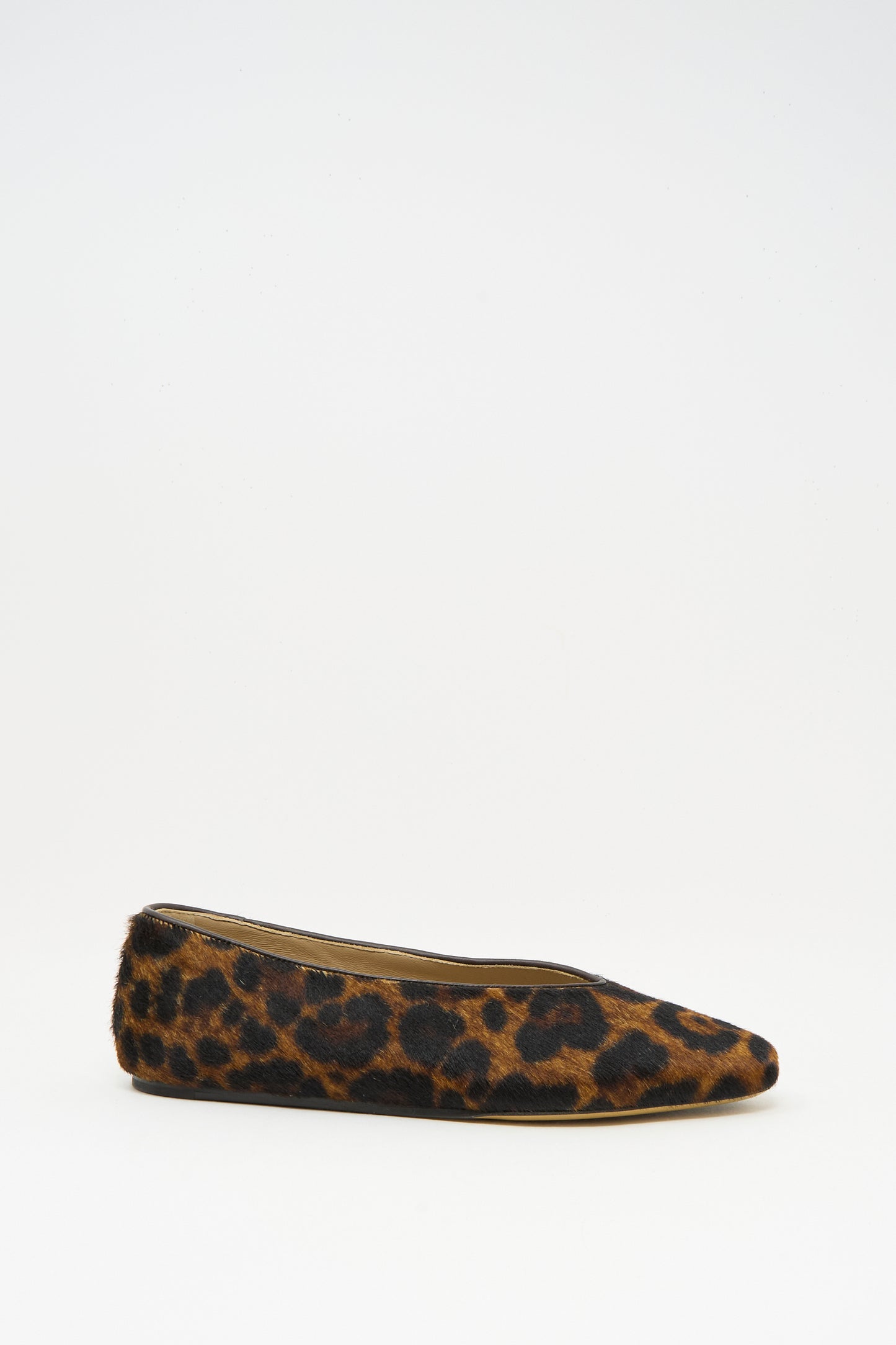 The Regency Slipper in Leopard by Le Monde Beryl is a flat calf hair slipper featuring a brown and black leopard print, shown against a plain white background.