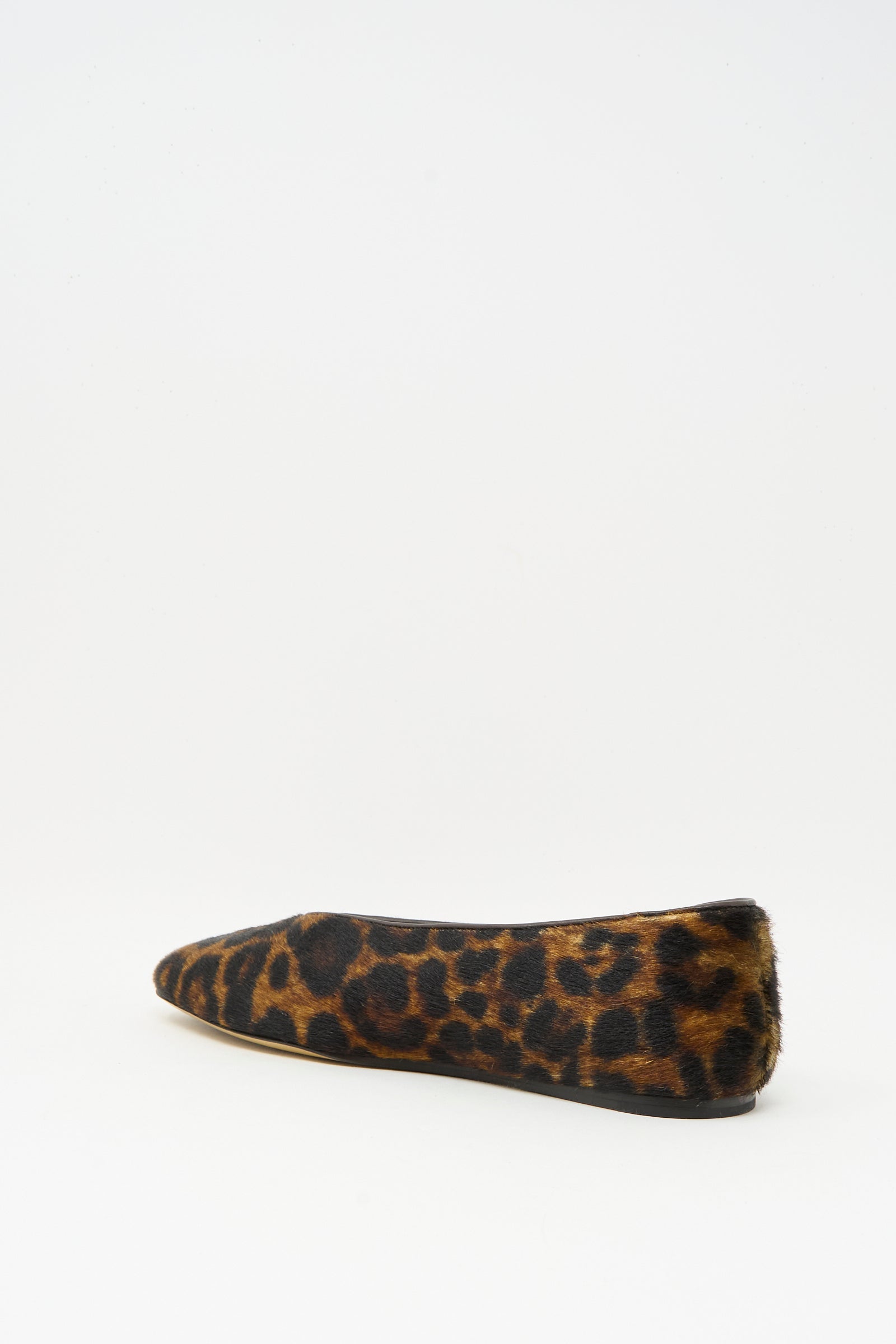 The Regency Slipper in Leopard by Le Monde Beryl is crafted from luxurious calf hair in Italy, featuring a leopard pattern and shown against a plain white background.
