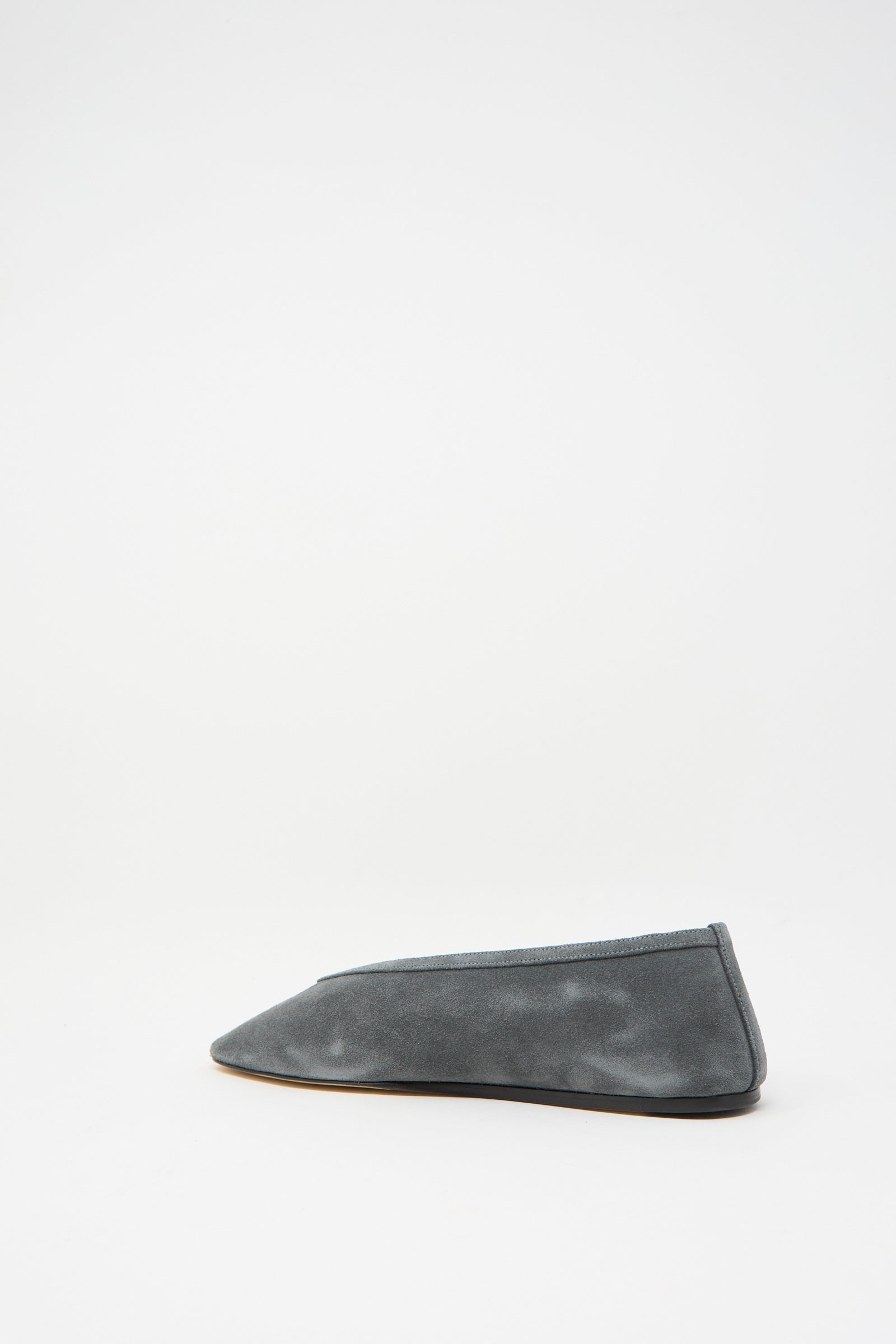 The Suede Luna Slipper in Anthracite by Le Monde Beryl is viewed from the side, featuring a calf leather insole. 