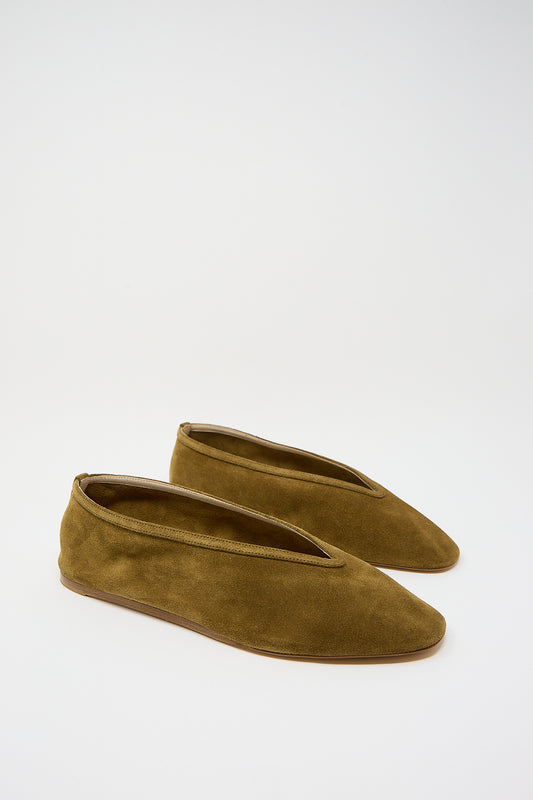 A pair of Suede Luna slippers in Taupe from Le Monde Beryl on a white background.