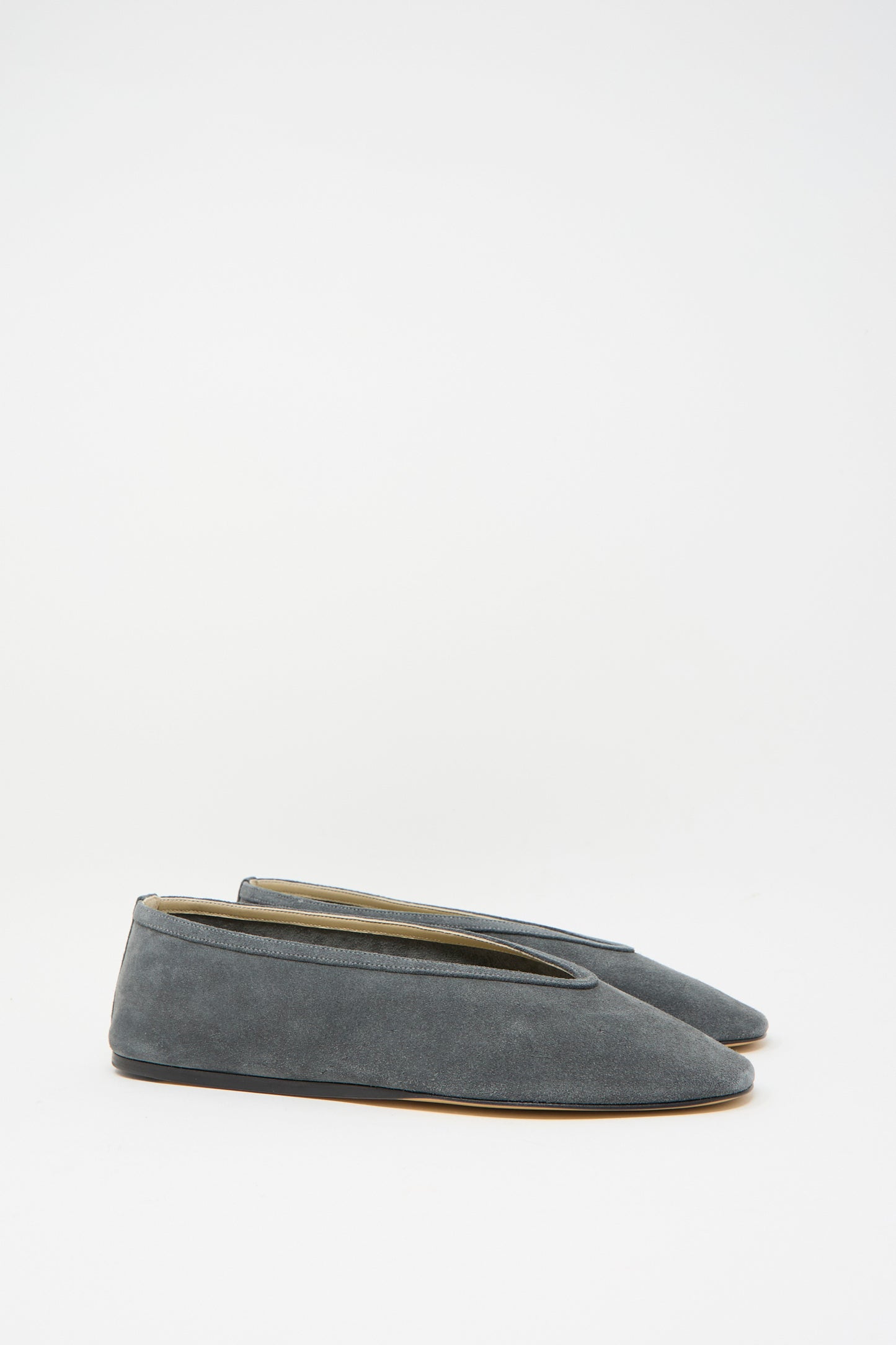 Le Monde Beryl's Suede Luna Slipper in Anthracite features an Italian design with gray suede and a calf leather insole, showcased on a plain white background.