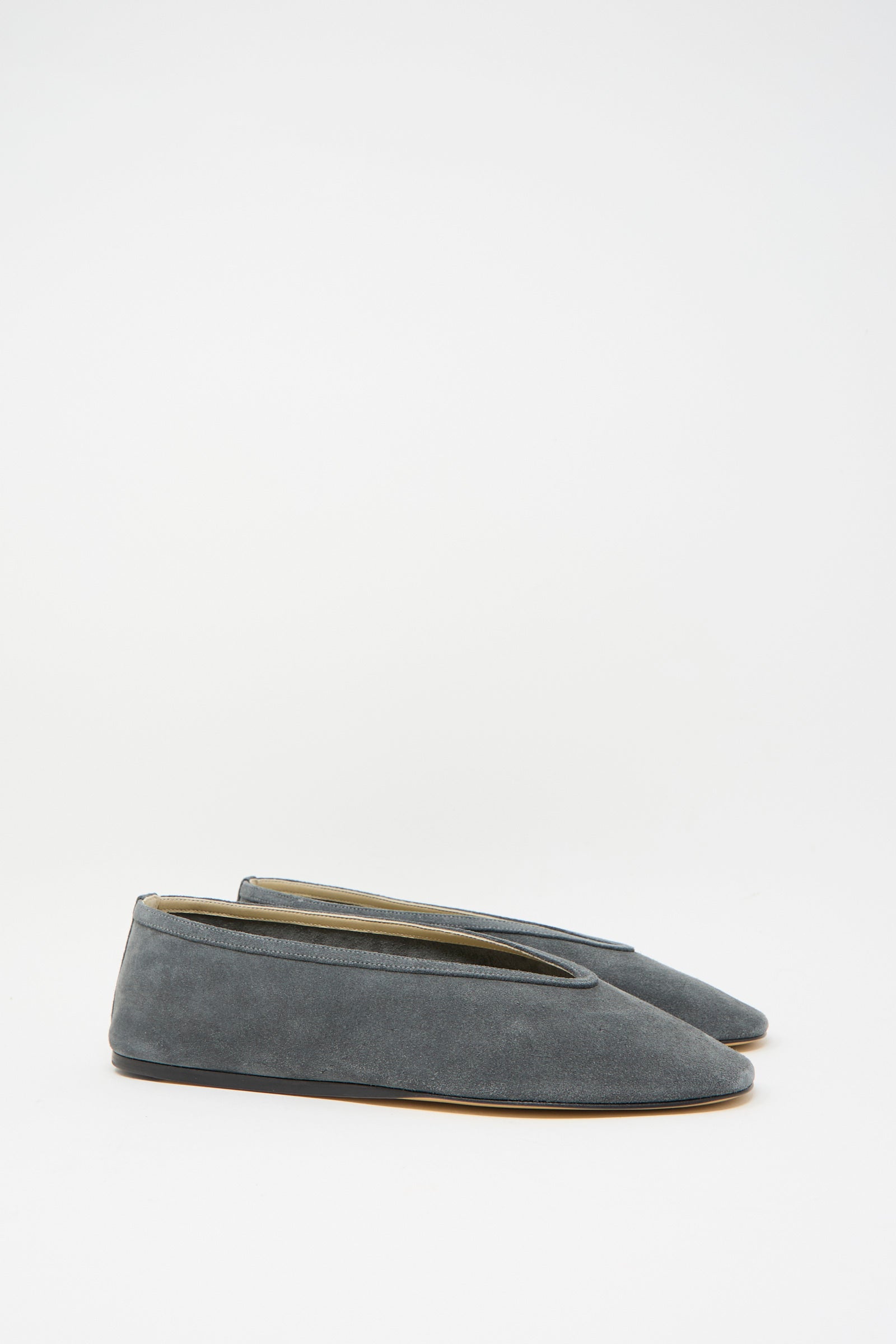 Le Monde Beryl's Suede Luna Slipper in Anthracite features an Italian design with gray suede and a calf leather insole, showcased on a plain white background.