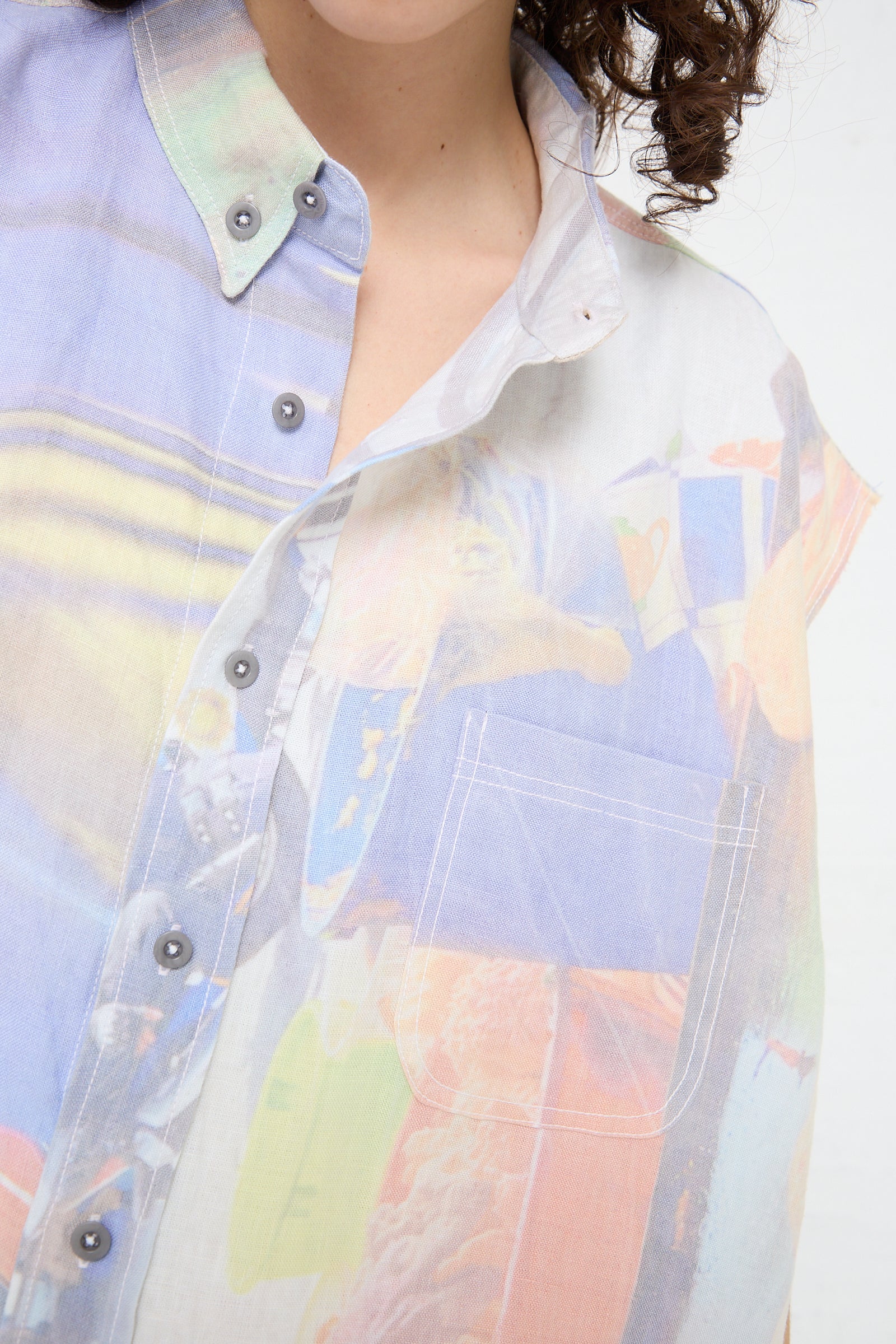 A woman wearing a Luna Del Pinal sustainable Hemp Sleeveless Shirt in Oversized Digital Market Print.