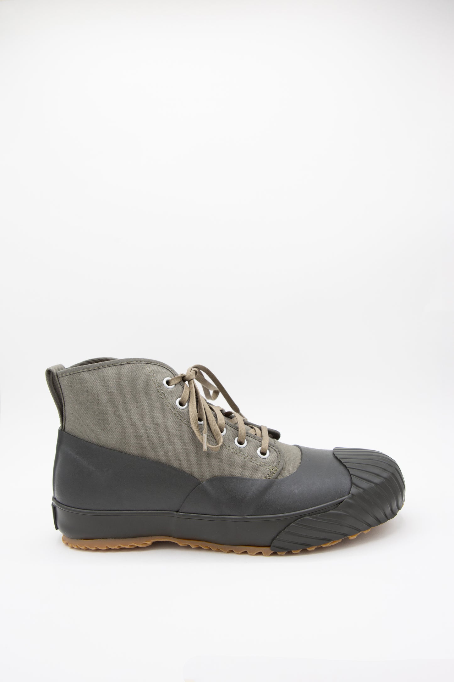 A pair of Moonstar Alweather Sneaker in Olive boots with a rubber sole on a white background. Side view.