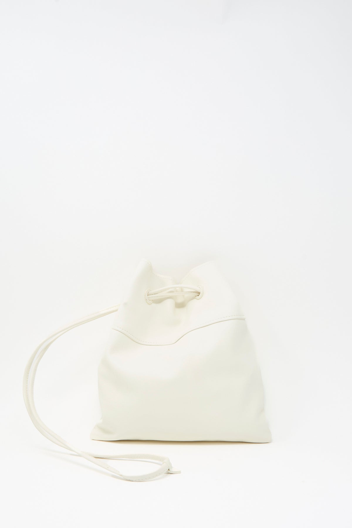 Sabina Leather The Hansi Bag in white, a drawstring bag with a thin shoulder strap.