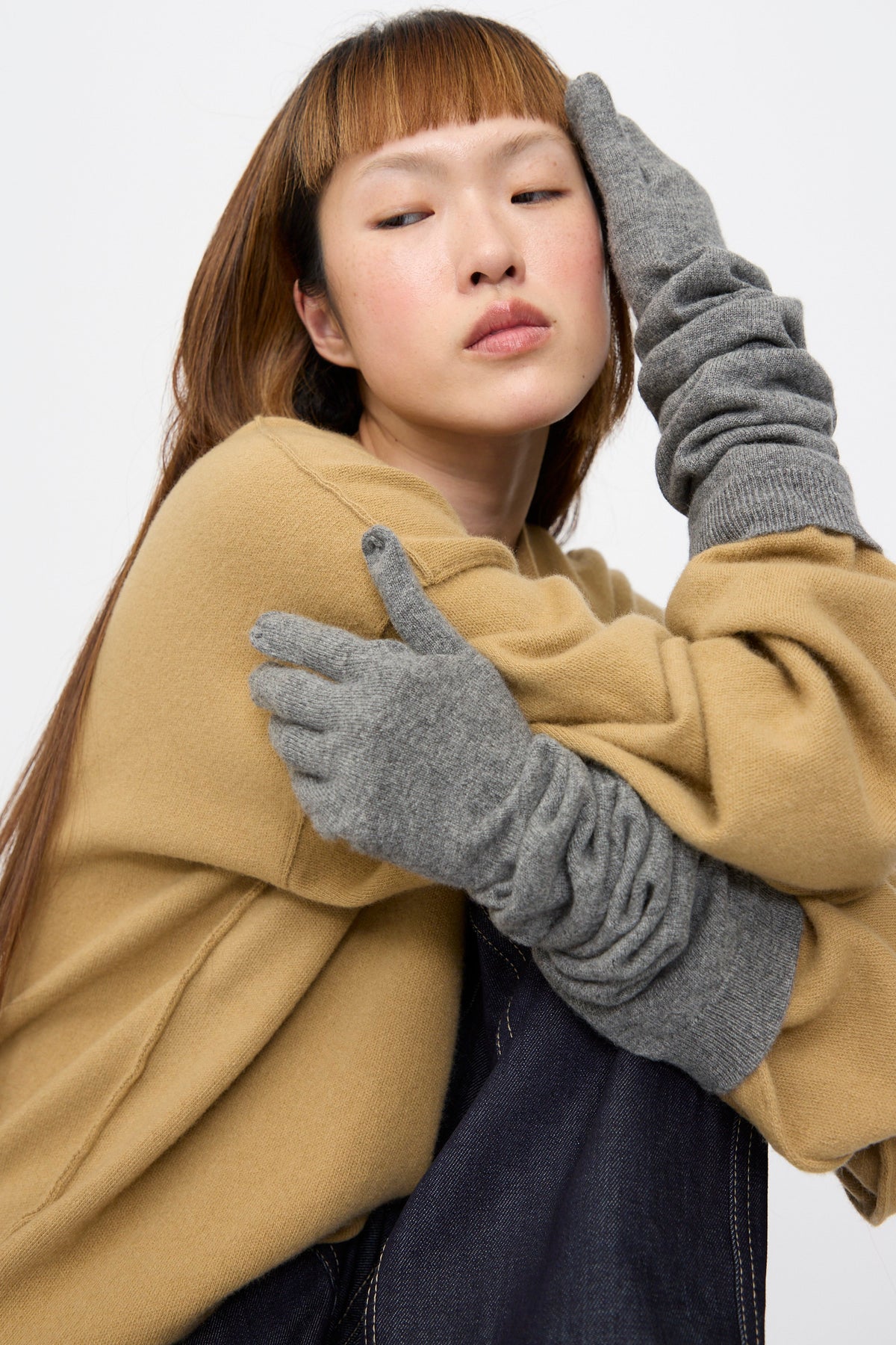 Model wearing long, gray ribbed Cashmere Knit Alta Gloves in Metal Melange that extend past the elbows.