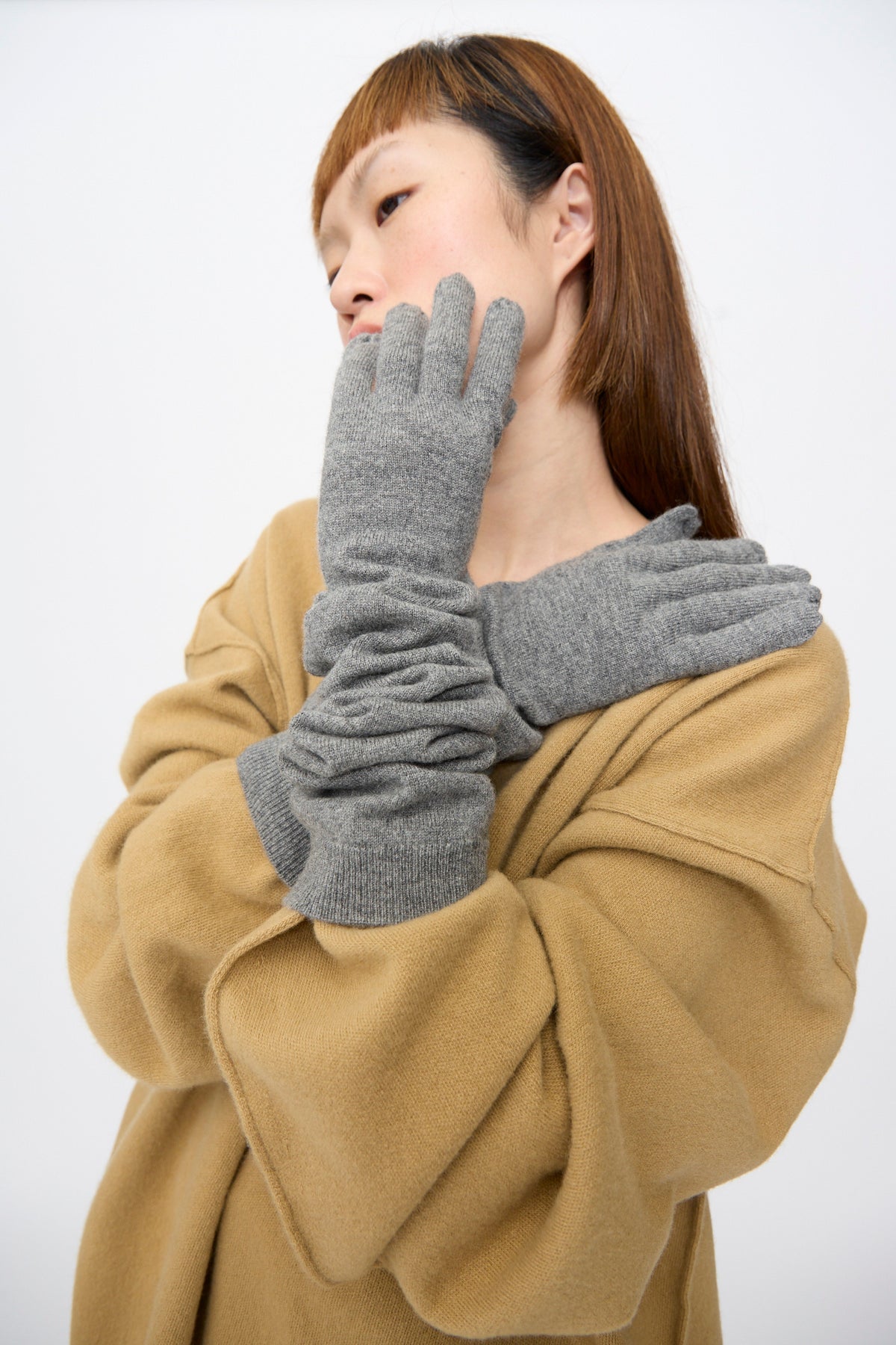 Sofie D’Hoore Cashmere Knit Alta Gloves in Metal Melange are long, grey cashmere gloves with a ribbed cuff that reach past the elbows.