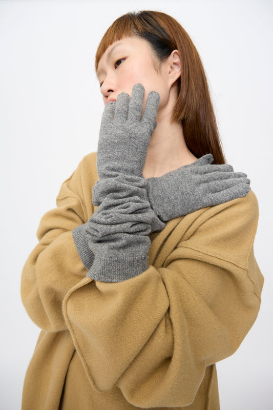 Sofie D’Hoore Cashmere Knit Alta Gloves in Metal Melange are long, grey cashmere gloves with a ribbed cuff that reach past the elbows.