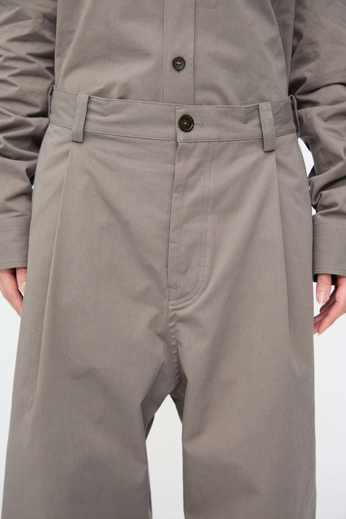 Sofie D’Hoore Compact Winter Cotton Pasadena Pant in Turtle: wide-leg taupe cotton trousers with a buttoned waistband in a relaxed fit.