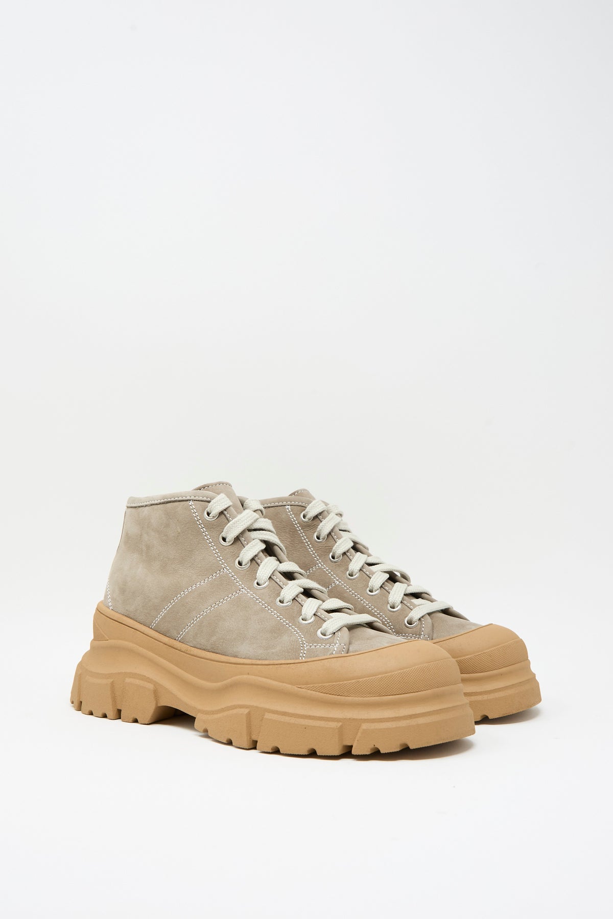 Sofie D’Hoore Fairway Sneaker in Argilla and Camel: high-top nubuck leather sneakers with light-colored laces and thick, chunky tan rubber lug soles.