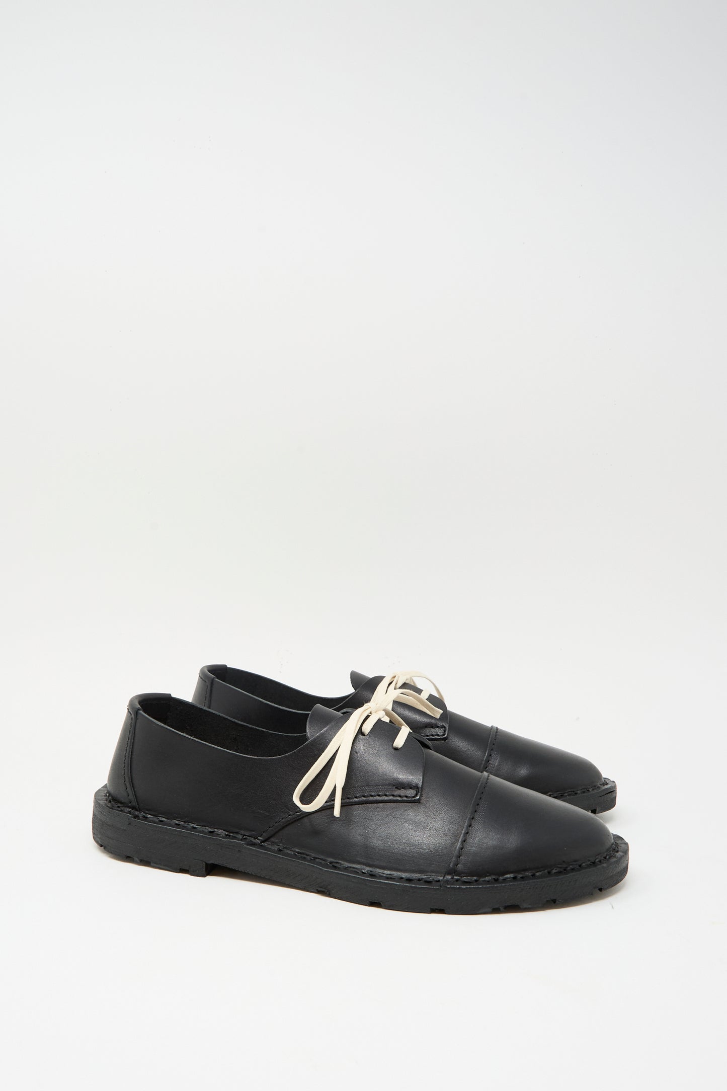 The Steve Mono Leather Oxford in Black features vegetable-tanned leather, contrasting white laces, and is crafted in Spain. Displayed on a plain white background.