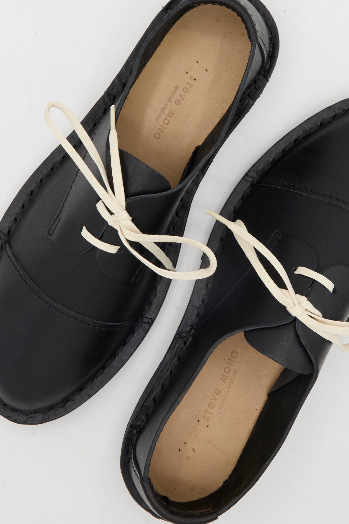The Steve Mono Leather Oxford in Black features vegetable-tanned leather and beige laces, displayed from above on a white background.