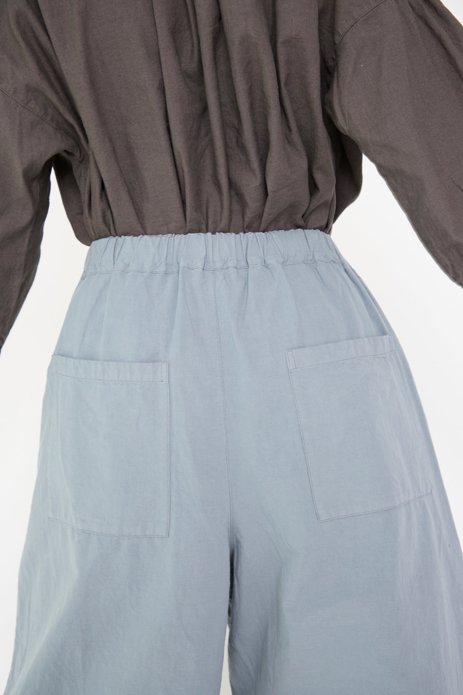 A close up of a woman wearing Water Repellent Cotton Linen Omi-Zarahi Wide Pant by nest Robe, viewed from the back.